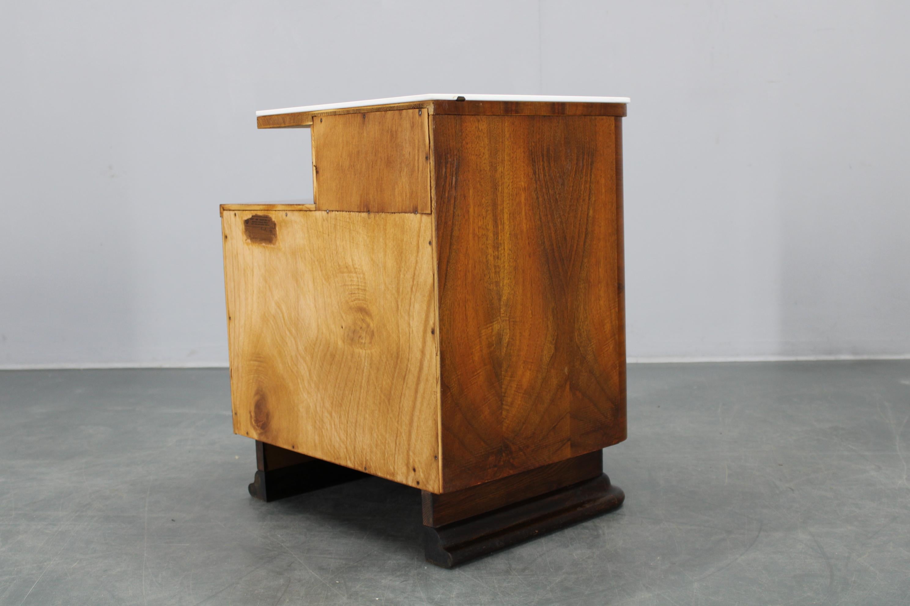 Table de nuit des années 1940 en finition noyer avec plateau en verre, Tchécoslovaquie en vente 8