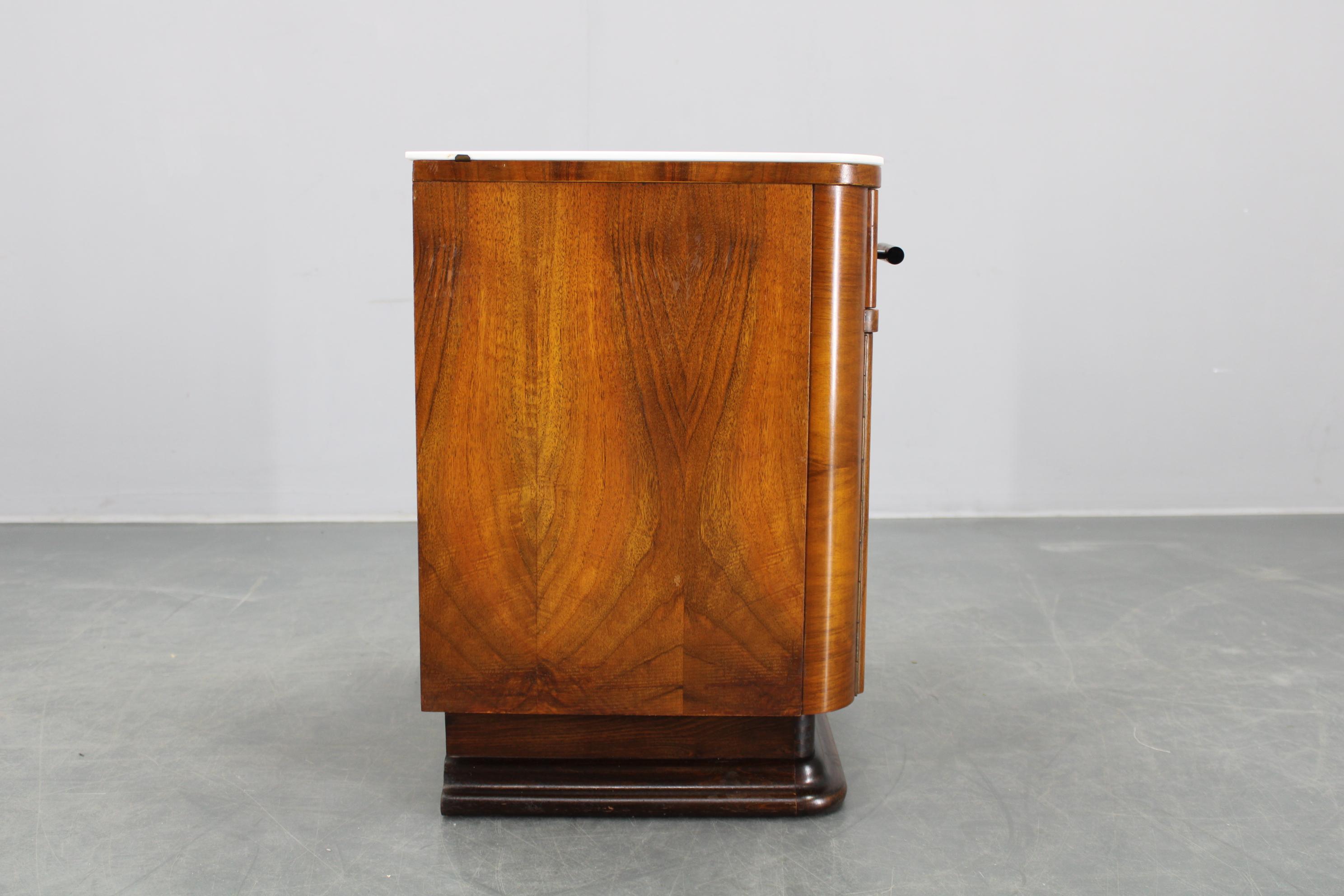 Table de nuit des années 1940 en finition noyer avec plateau en verre, Tchécoslovaquie en vente 9