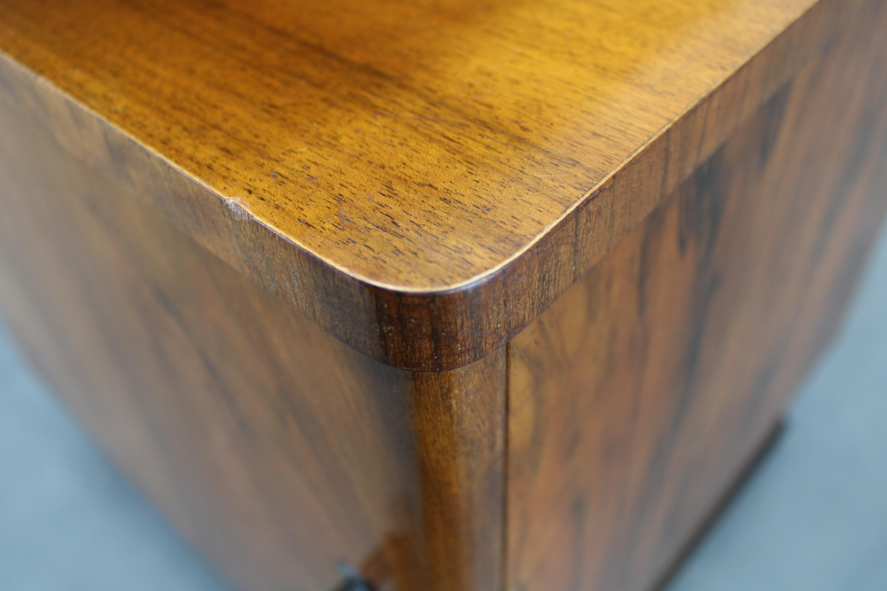 Table de nuit des années 1940 en finition noyer avec plateau en verre, Tchécoslovaquie en vente 11
