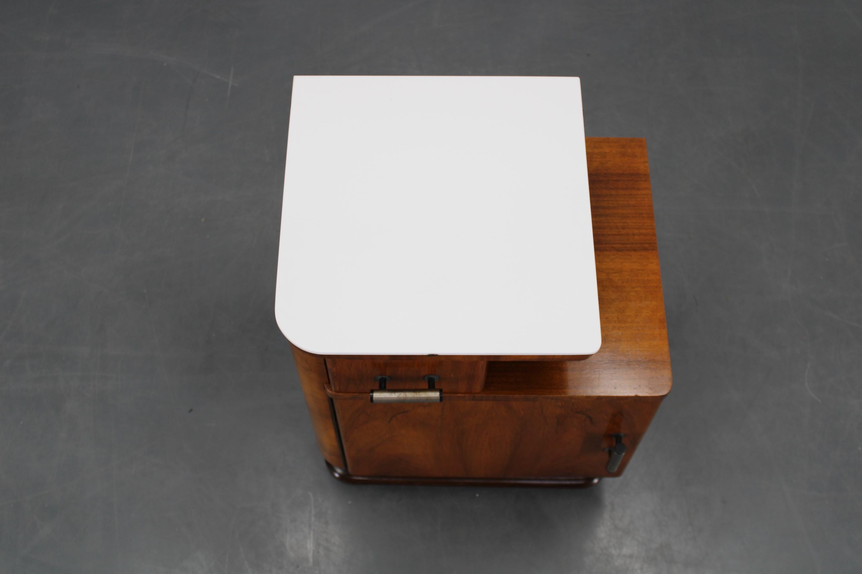 Art déco Table de nuit des années 1940 en finition noyer avec plateau en verre, Tchécoslovaquie en vente