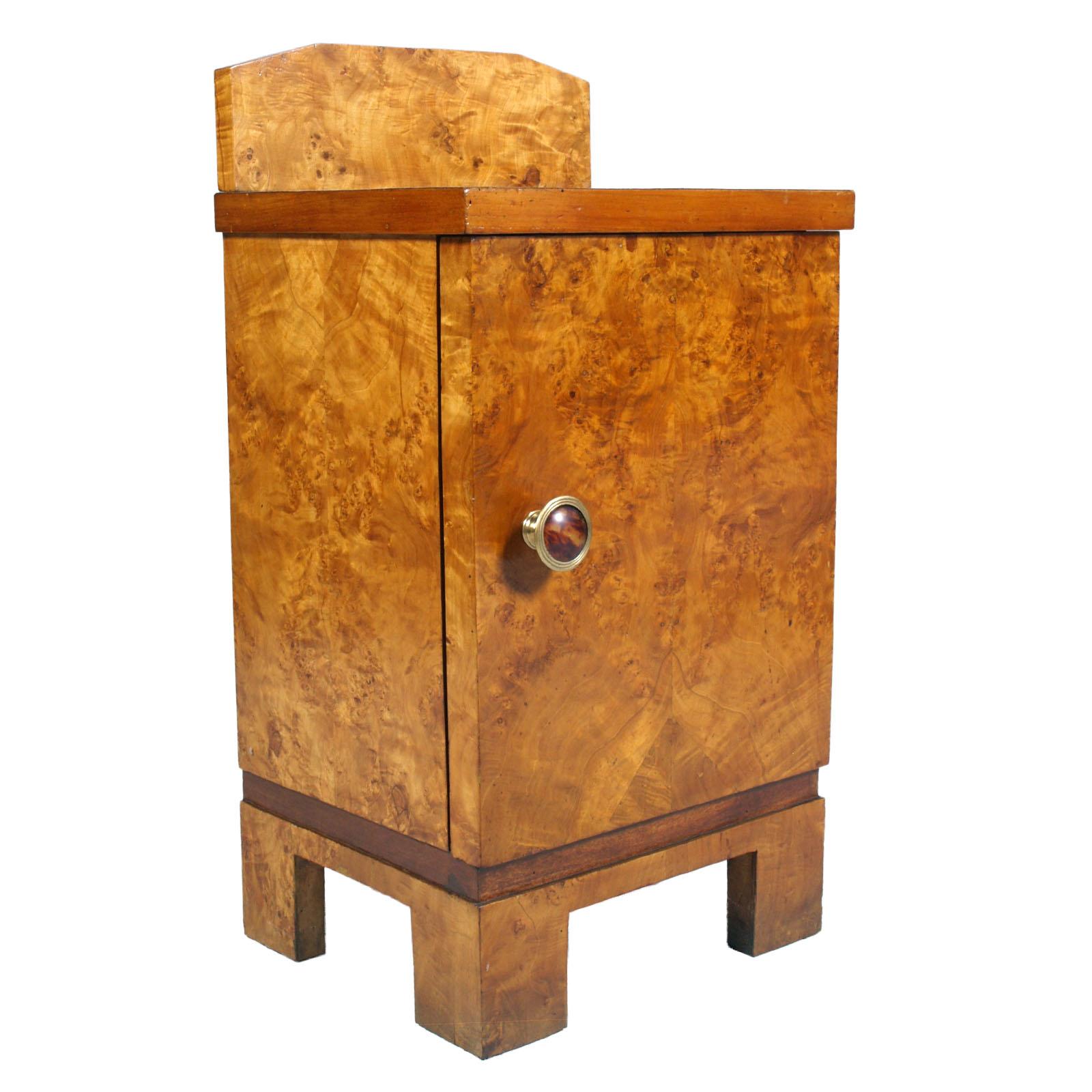 Nightstand Art Deco design, with drawer inside. Veneer entirely in elm briar, handle in gilded metal with briar-like bakelite. Manufacturer Busnelli-Milano
Wax polished

Measures cm: H 67, add 12, W 42, D 50

From : AIS/Design (Associazione italiana