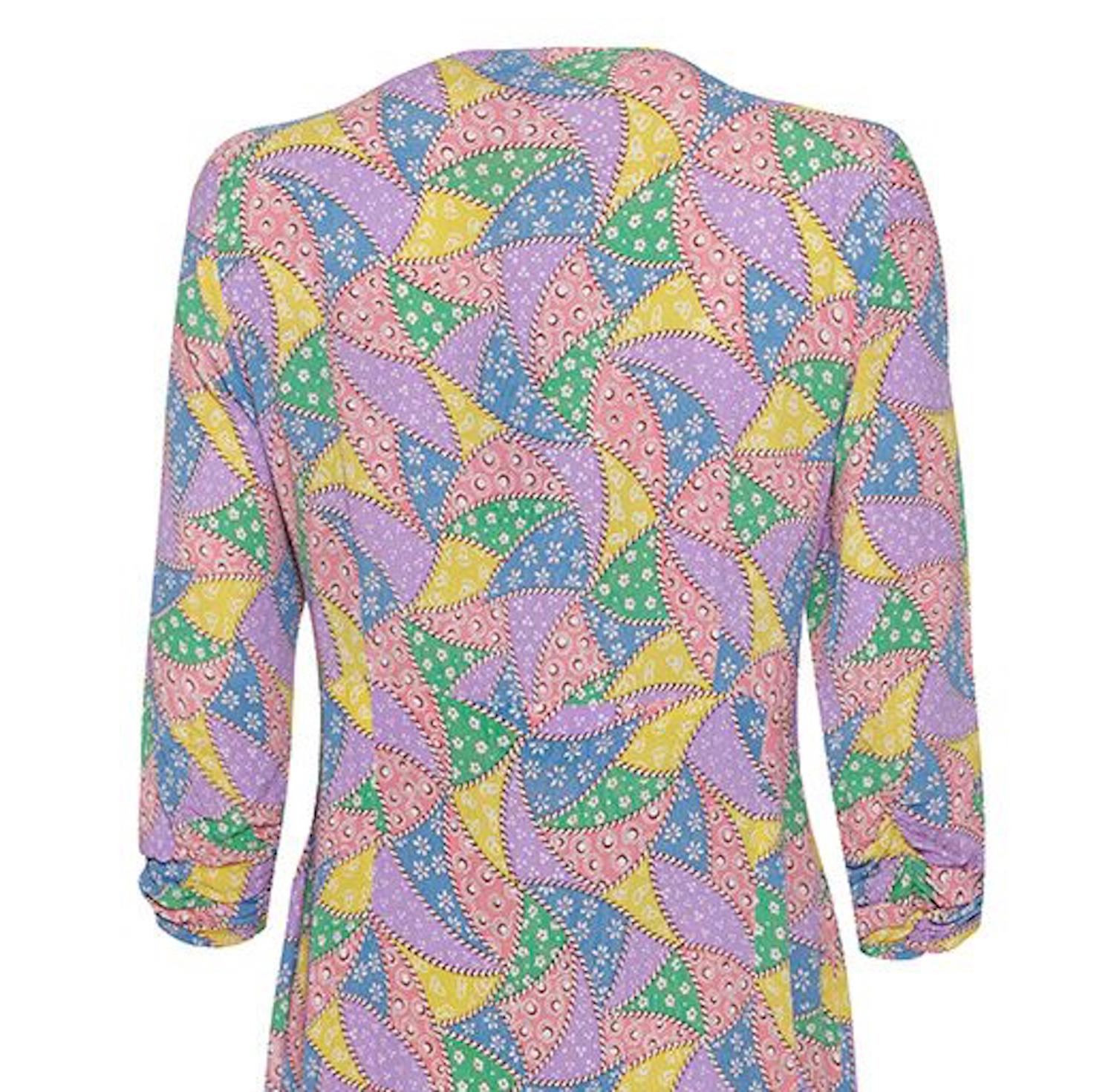 1940s Novelty Print Colouful Rayon Patchwork Dress In Excellent Condition For Sale In London, GB