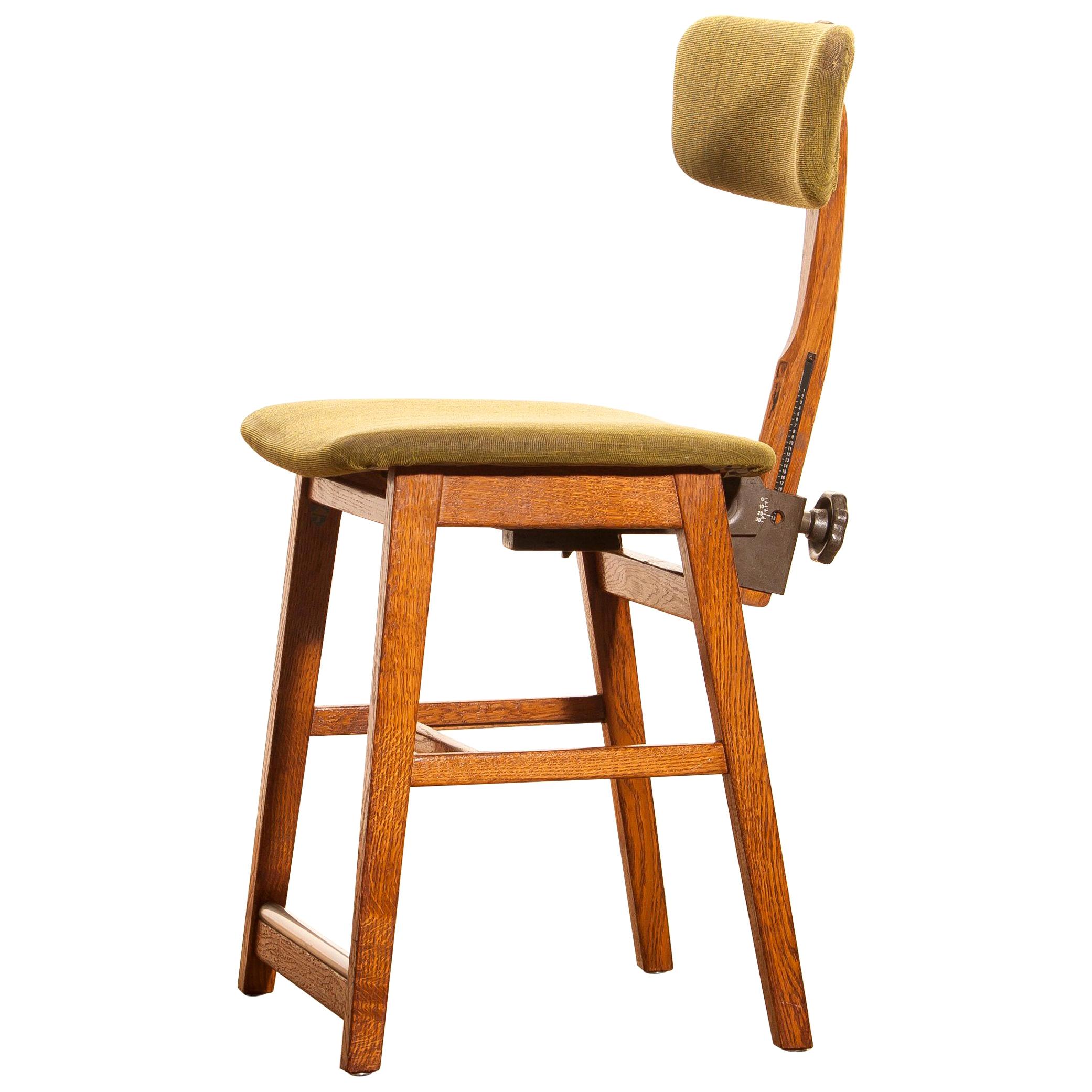 Beautiful desk chair produced and labelled by Âtvidabergs, Sweden.
This chair is made of an oak frame with strong fabric upholstered seating.
The backrest is adjustable in height and can be tilted.
It is in good condition.
Dimensions: H 86 cm, W