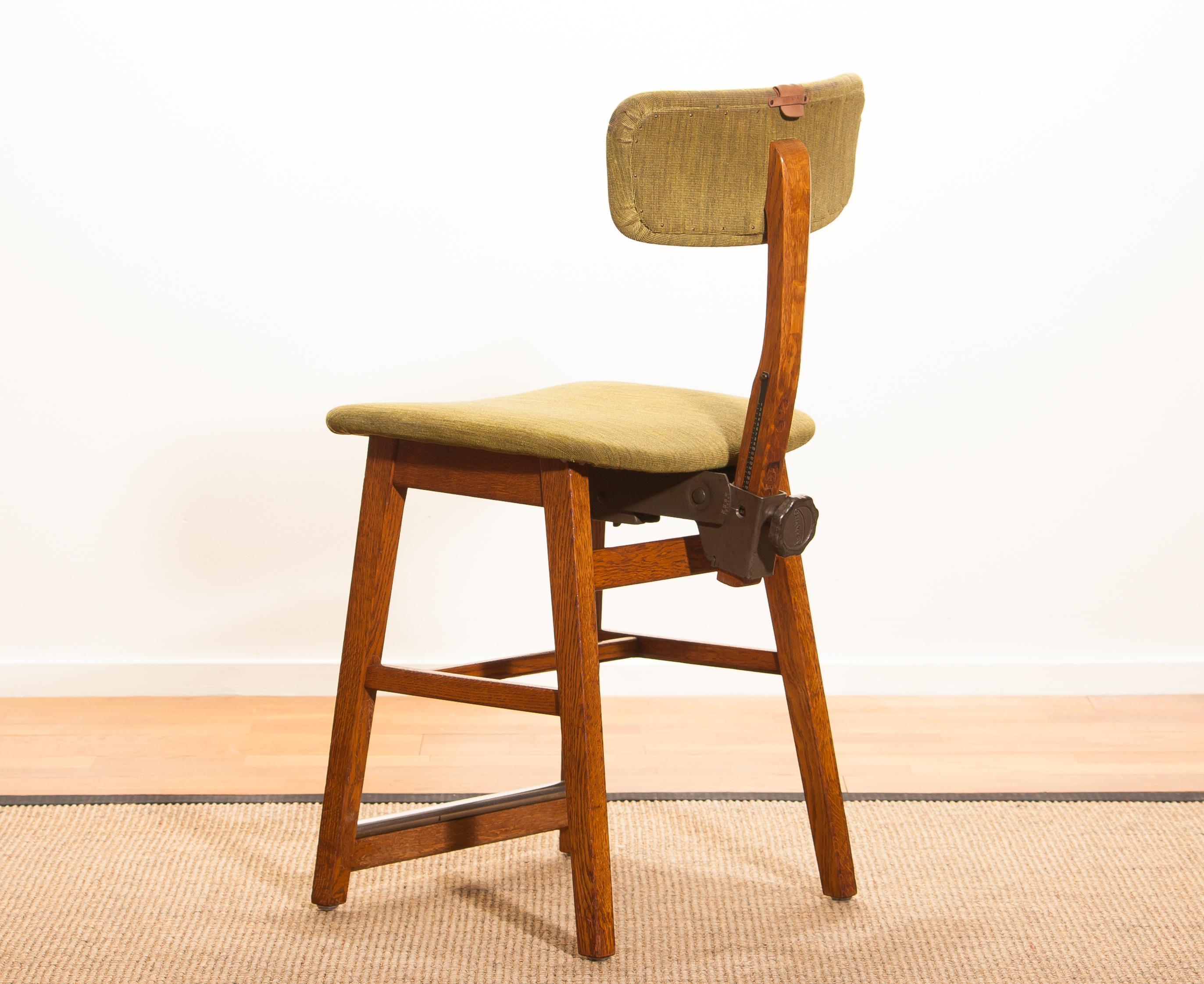1940s, Oak and Wool Desk Chair by Âtvidabergs, Sweden In Good Condition In Silvolde, Gelderland