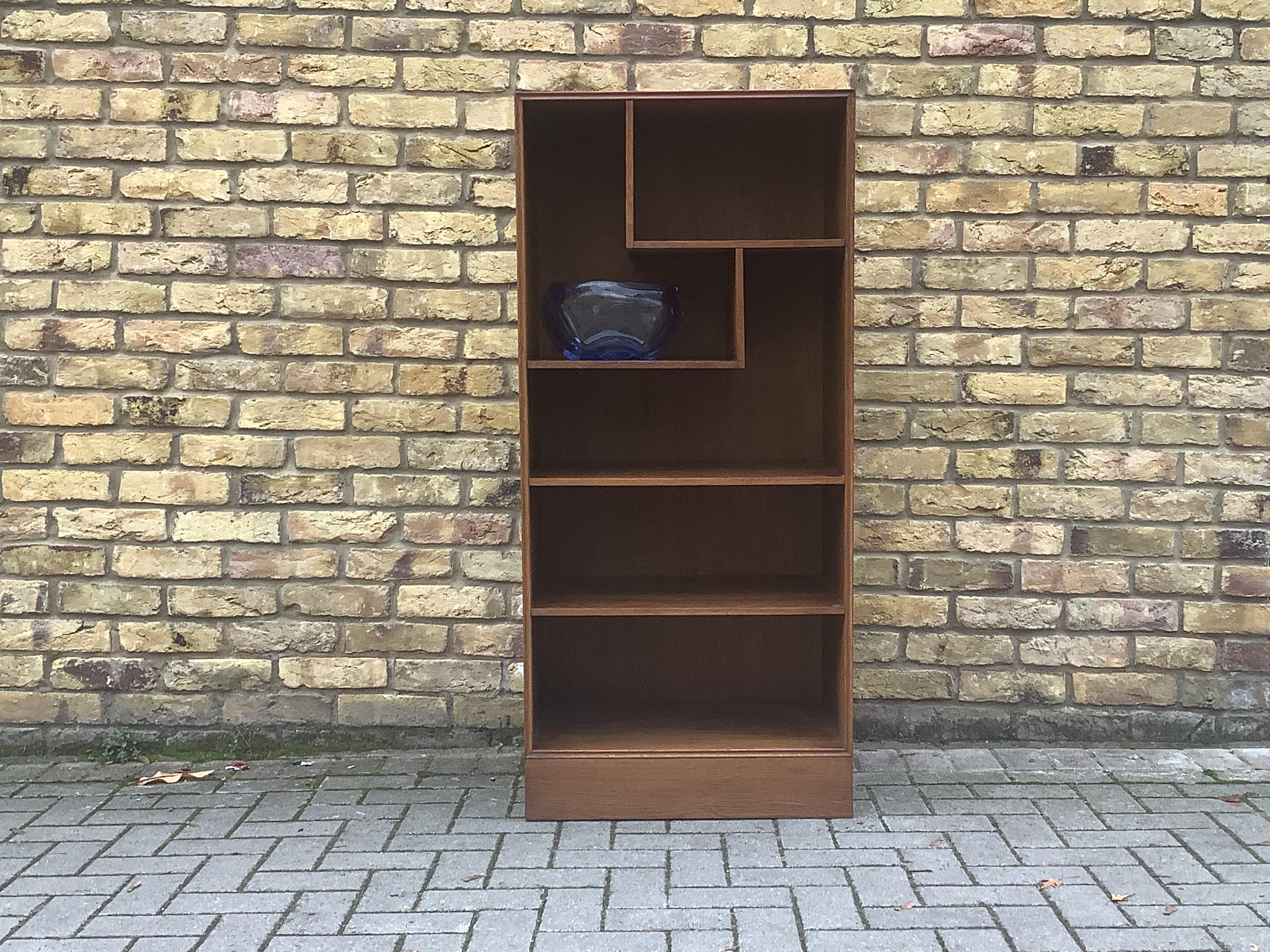 Compact oak bookcase with 4 storage shelves with a T shape design on the top shelving.
Ideal for displaying.