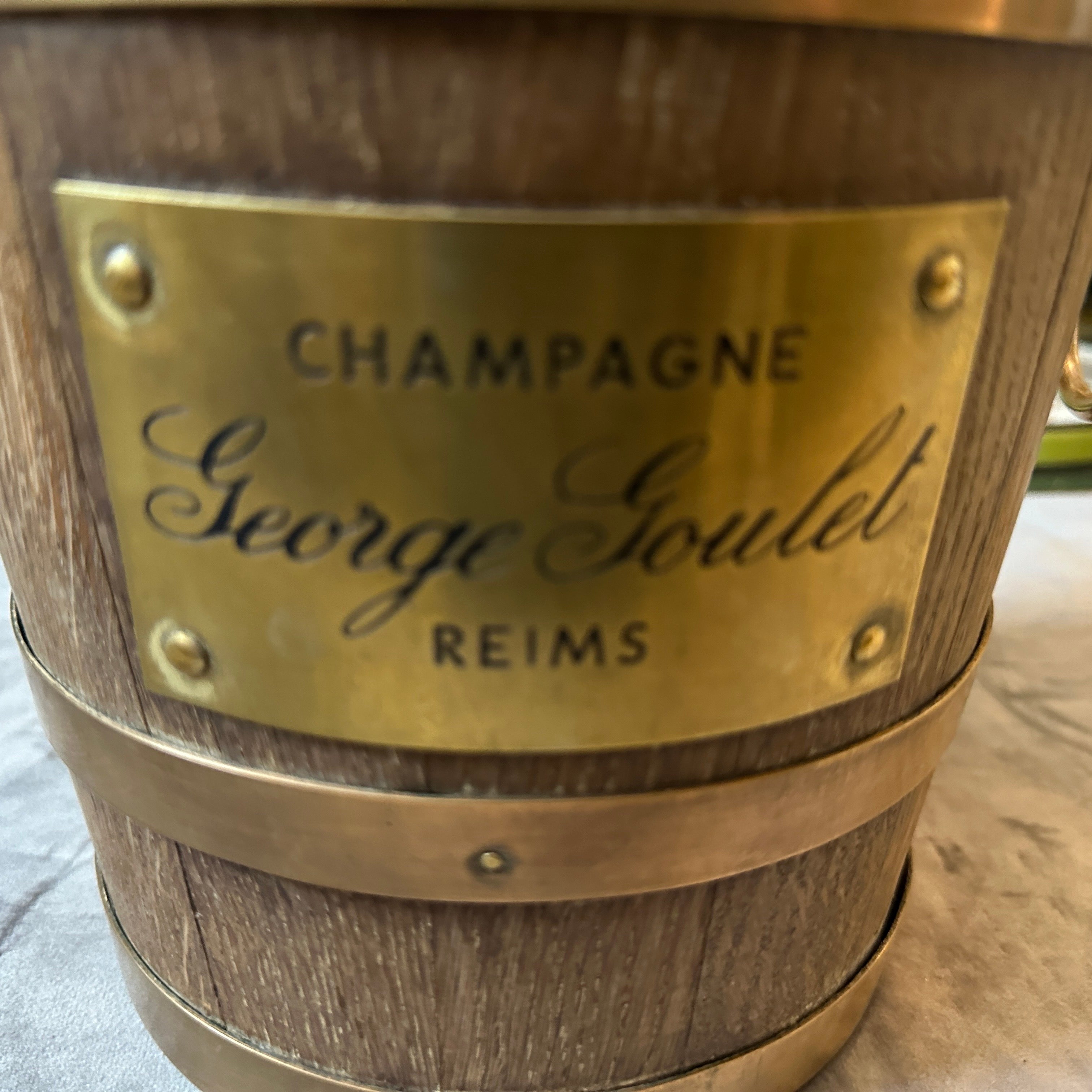Eine erstaunliche Eiche und Messing Weinkühler handgefertigt in Frankreich von Geraud Lafitte in den vierziger Jahren für die Champagne George Goulet von Reims, es ist in Originalzustand mit normalen Gebrauchsspuren und Alter, auf einer Seite Geraud