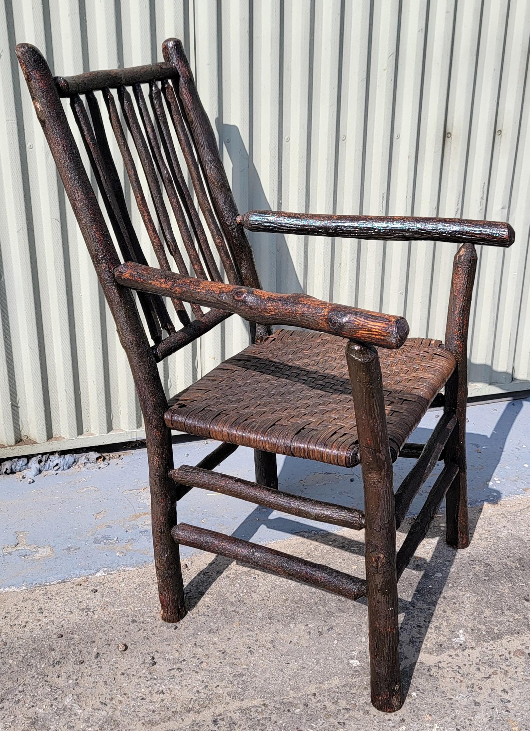 1930er Jahre Old Hickory Arm Chair mit Cane Seating.
Große robuste Stühle mit erstaunlicher Patina auf der Lackoberfläche. Dieser Artikel ist mit einem allwettertauglichen Bootslack beschichtet, der bei Aufstellung im Freien zusätzlichen Schutz