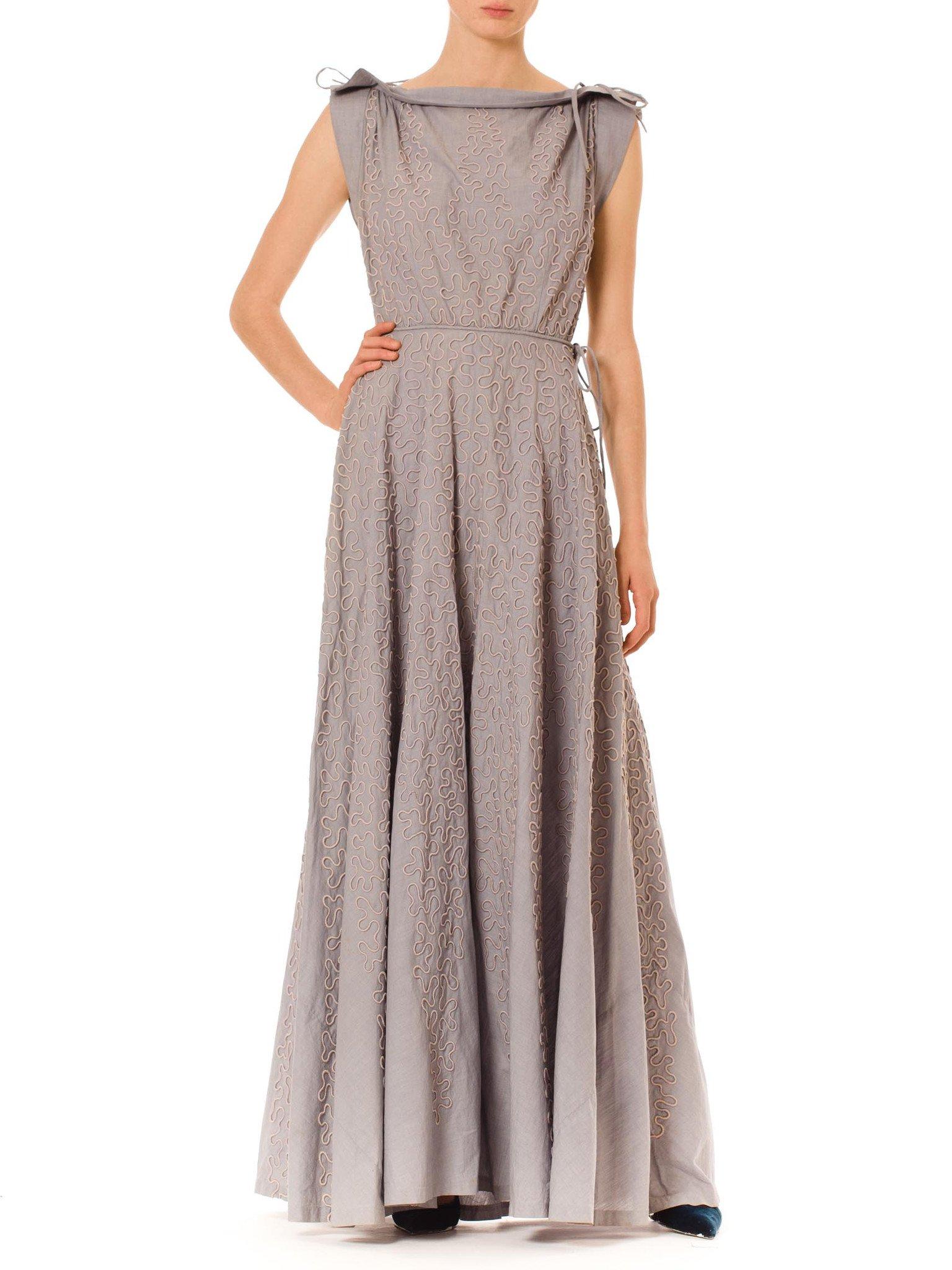 1940er OMAR KIAM Taubengraues aufwendig besticktes Sommerkleid aus Baumwolle mit Schur im Zustand „Hervorragend“ im Angebot in New York, NY
