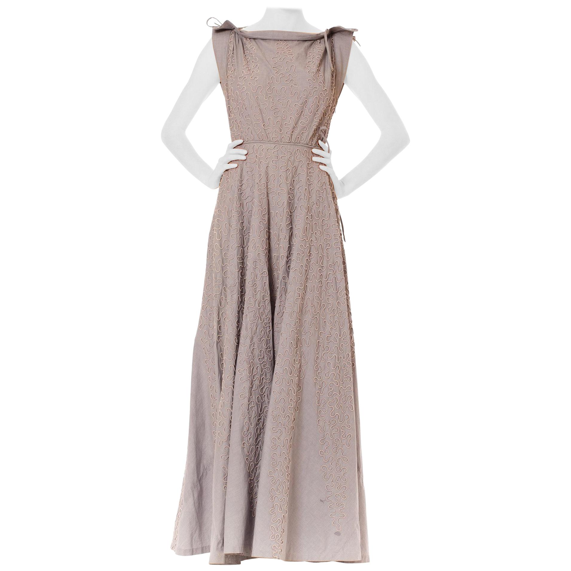 1940er OMAR KIAM Taubengraues aufwendig besticktes Sommerkleid aus Baumwolle mit Schur im Angebot