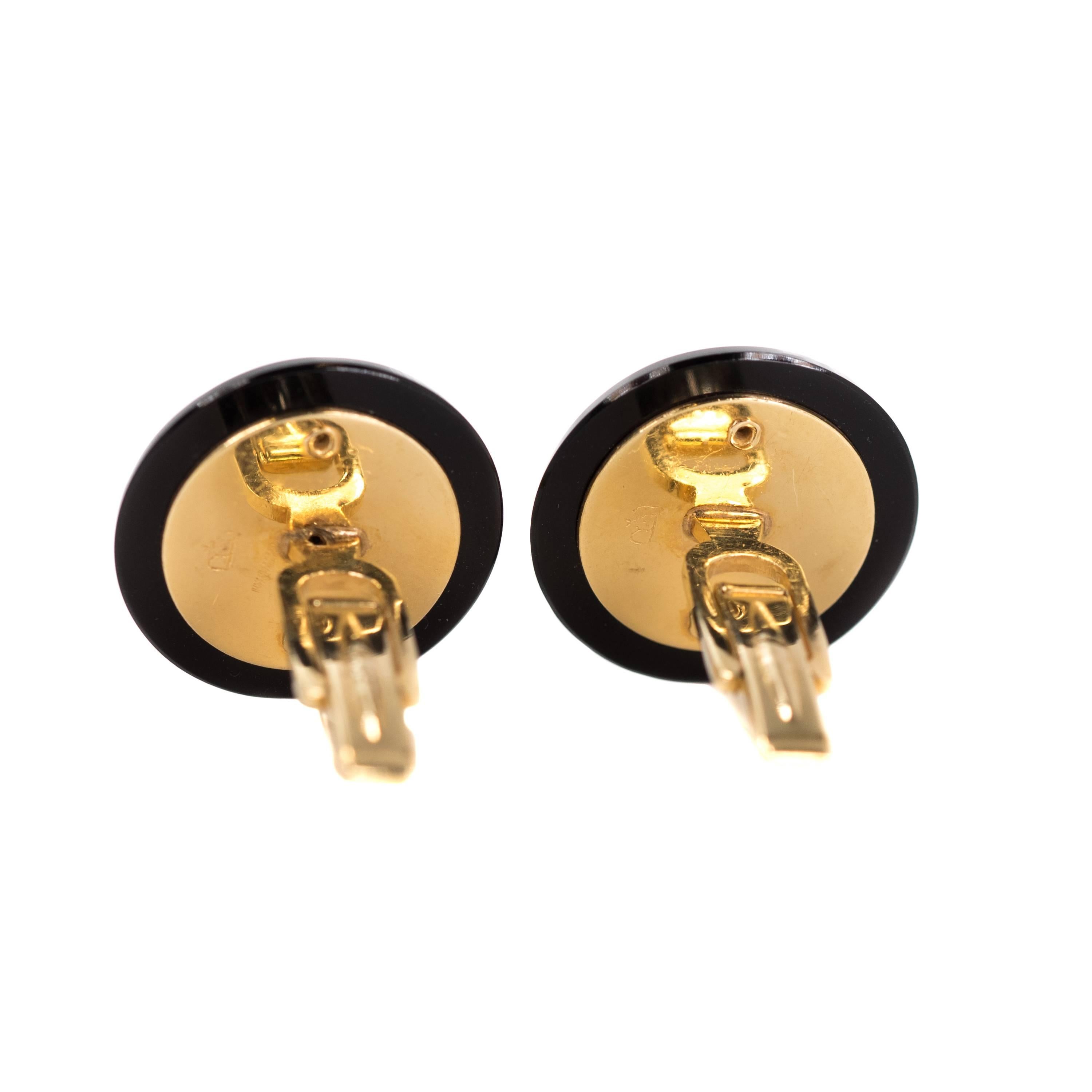 1940s Retro Cufflinks - 14k Yellow Gold, Onyx, Diamond

Features 2 Single cut Diamonds, Onyx and 14k Yellow Gold. 
Each cufflink features one Single cut Diamond prong set at the center of a 14k Yellow gold disc. An 8 point star radiates from the