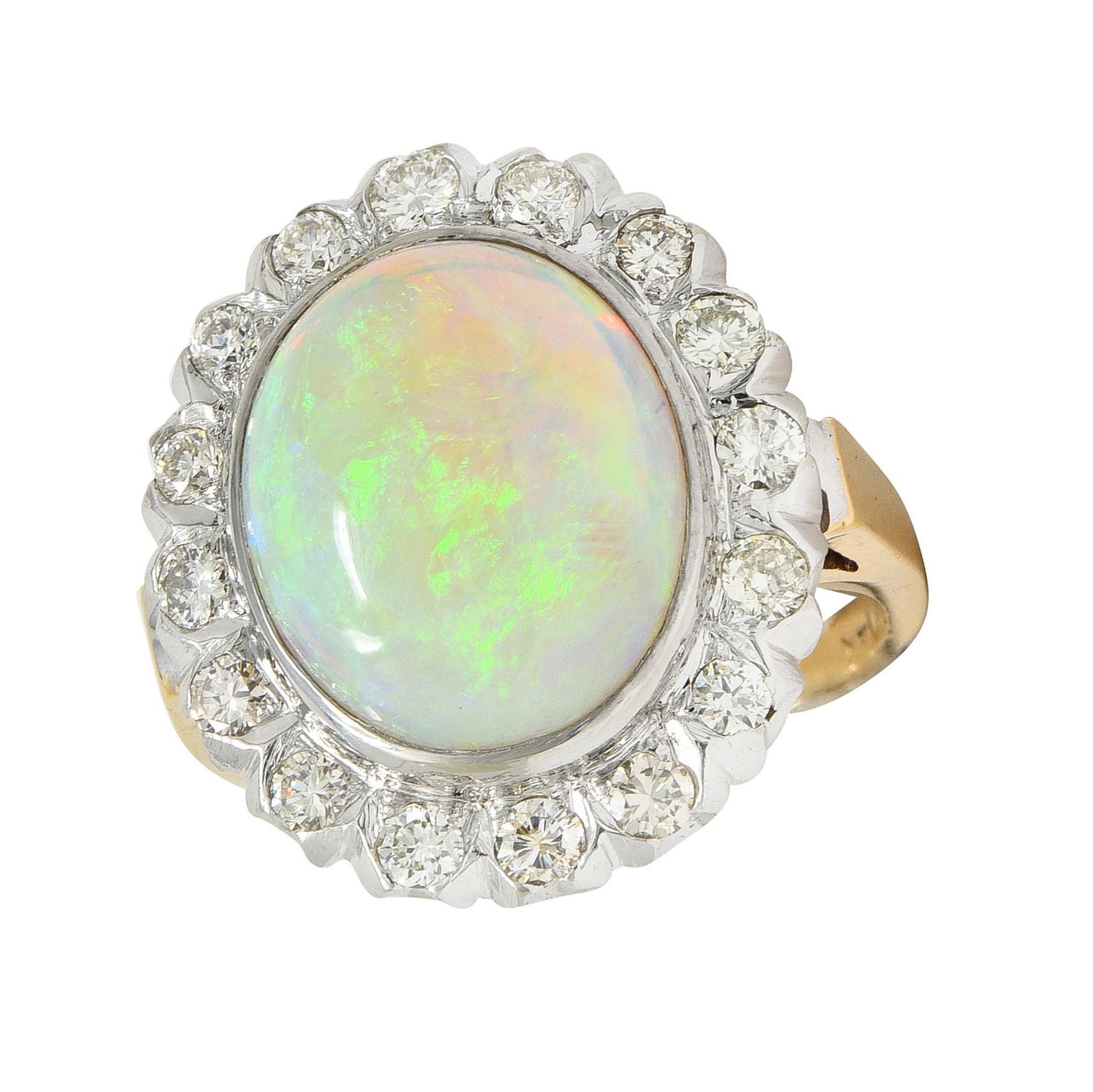 1940's Opal Diamond 14 Karat Two-Tone Gold Vintage Halo Ring en venta 6