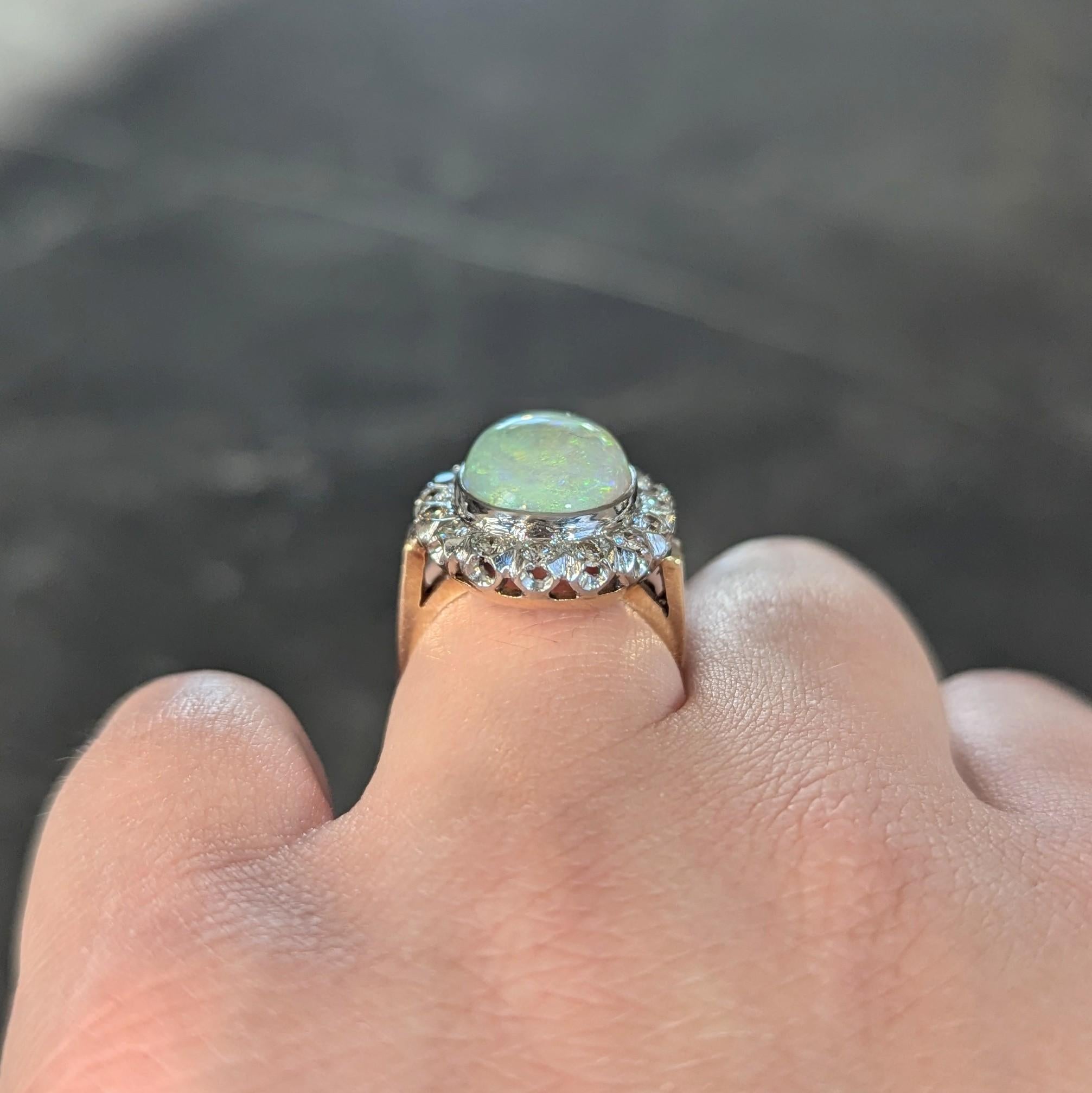 1940's Opal Diamond 14 Karat Two-Tone Gold Vintage Halo Ring en venta 9