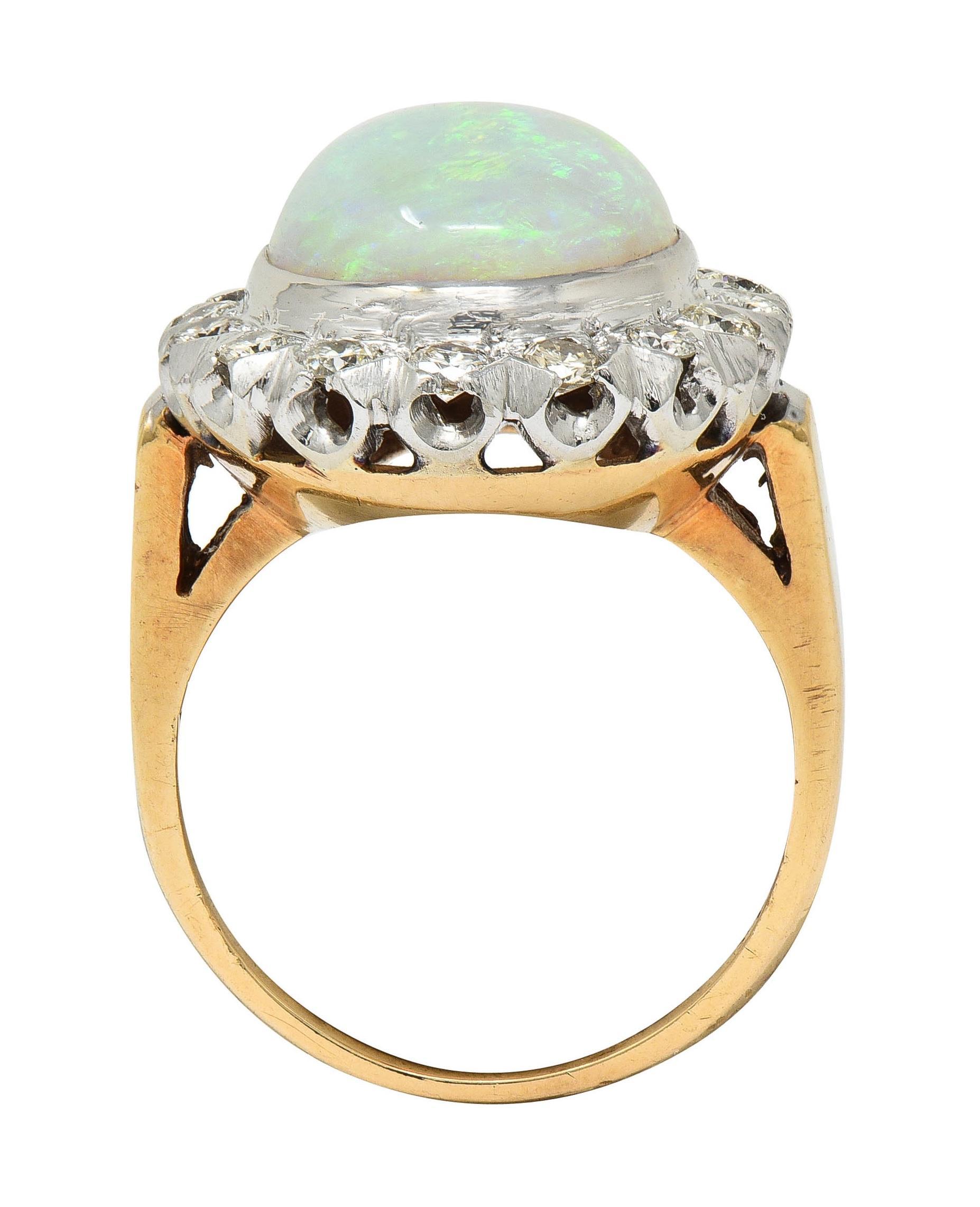 1940's Opal Diamond 14 Karat Two-Tone Gold Vintage Halo Ring en venta 4