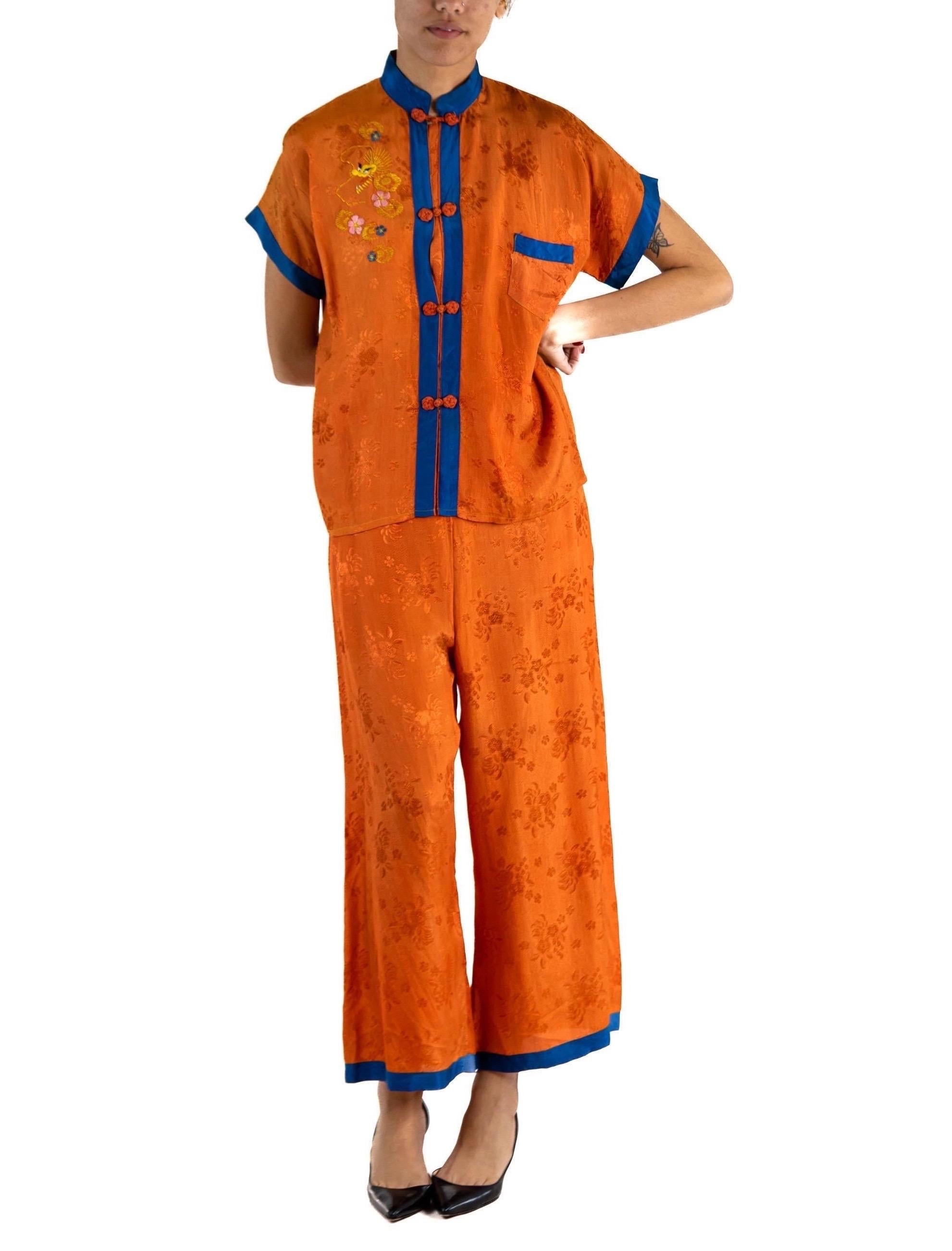 Pajamas en jacquard de soie orange et bleu des années 1940  Broderie en vente 3