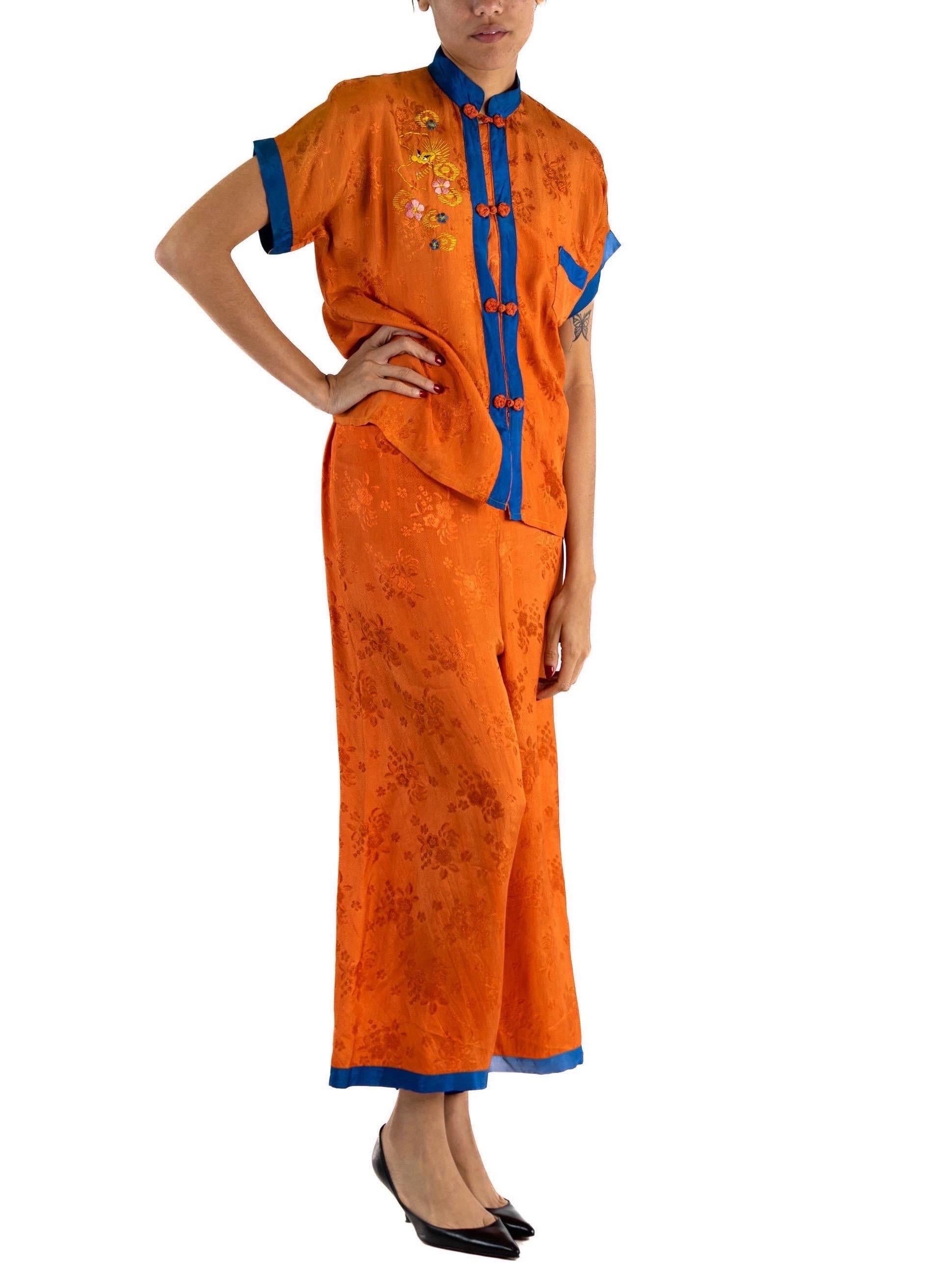 Pajamas en jacquard de soie orange et bleu des années 1940  Broderie en vente 5