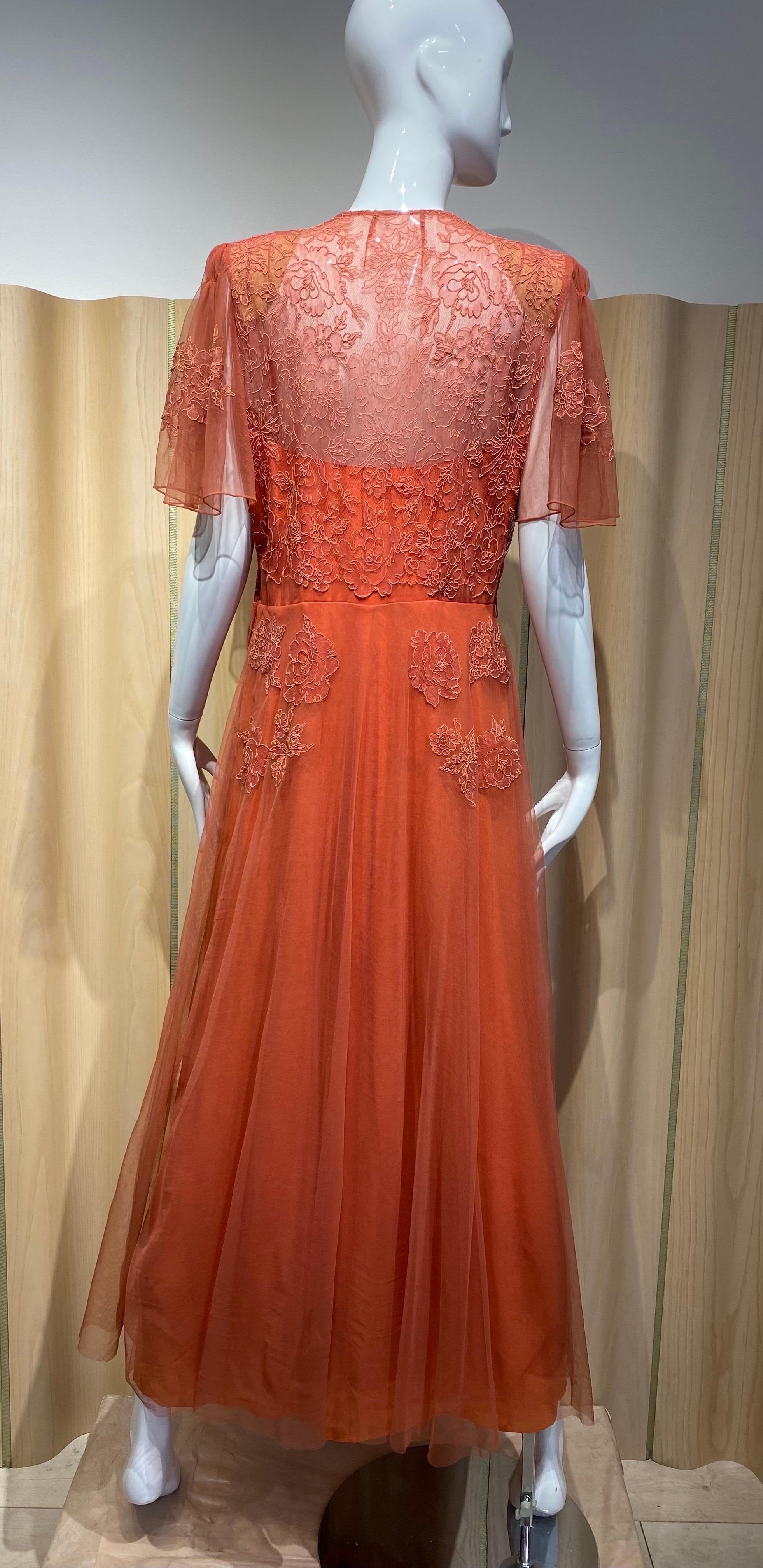 Vestido de encaje naranja mandarina de los años 40 con cuello en V y mangas de aleteo sobre tejido de tul.
Ajustado en la cintura . Glamour del viejo Hollywood. Talla Medium
Vestido forrado de acetato.

Medición
Busto:          Cintura:        