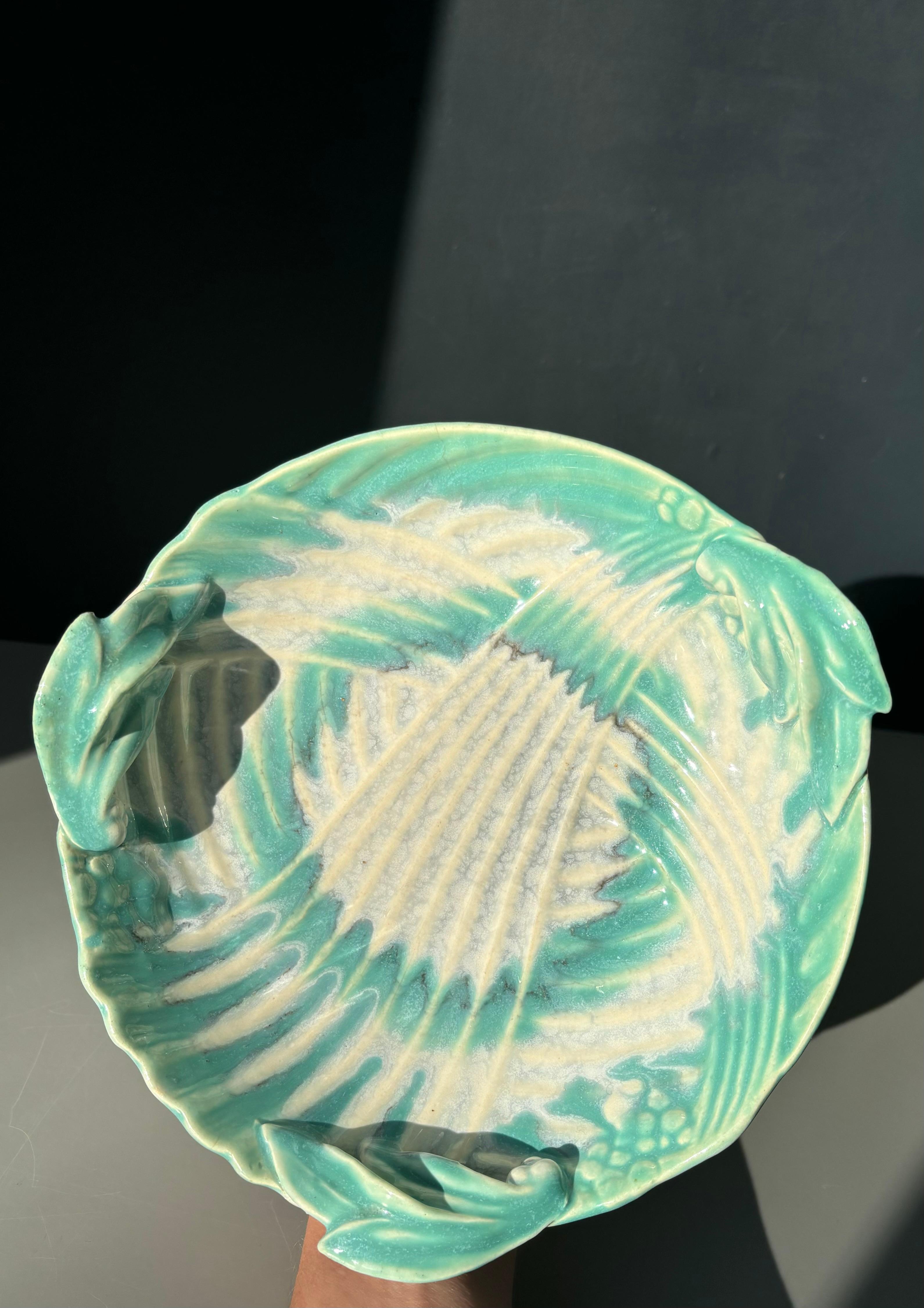 Coupe vide-poche décorative Art Nouveau des années 1940, faite à la main. Des feuilles vertes se déversent organiquement sur trois côtés de la pièce marbrée gris, blanc et vert, avec de fines lignes en relief dans un motif graphique. 
Belle