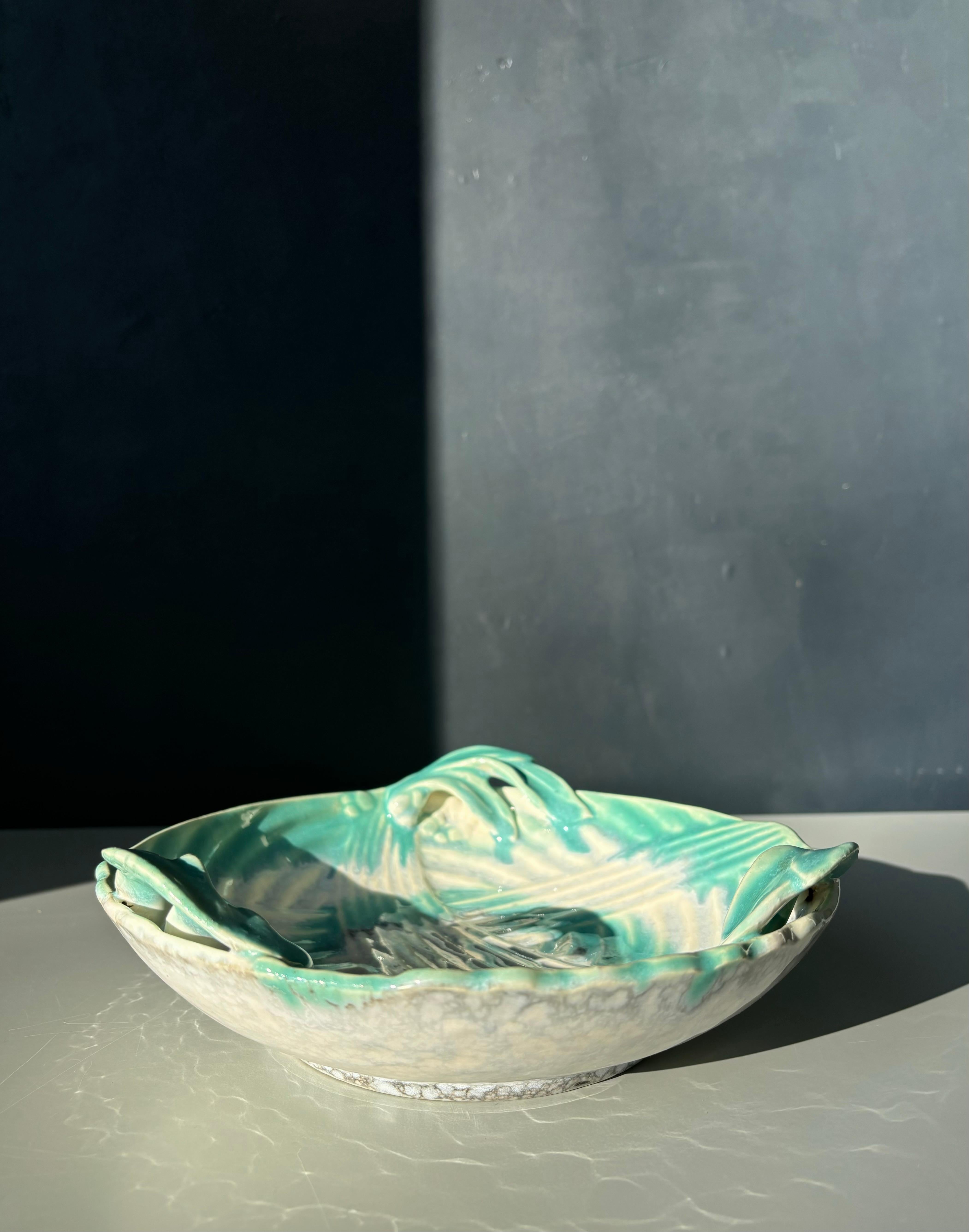 Céramique 1940s Organic Art Nouveau Green Leaf Bowl (bol à feuilles vertes) en vente