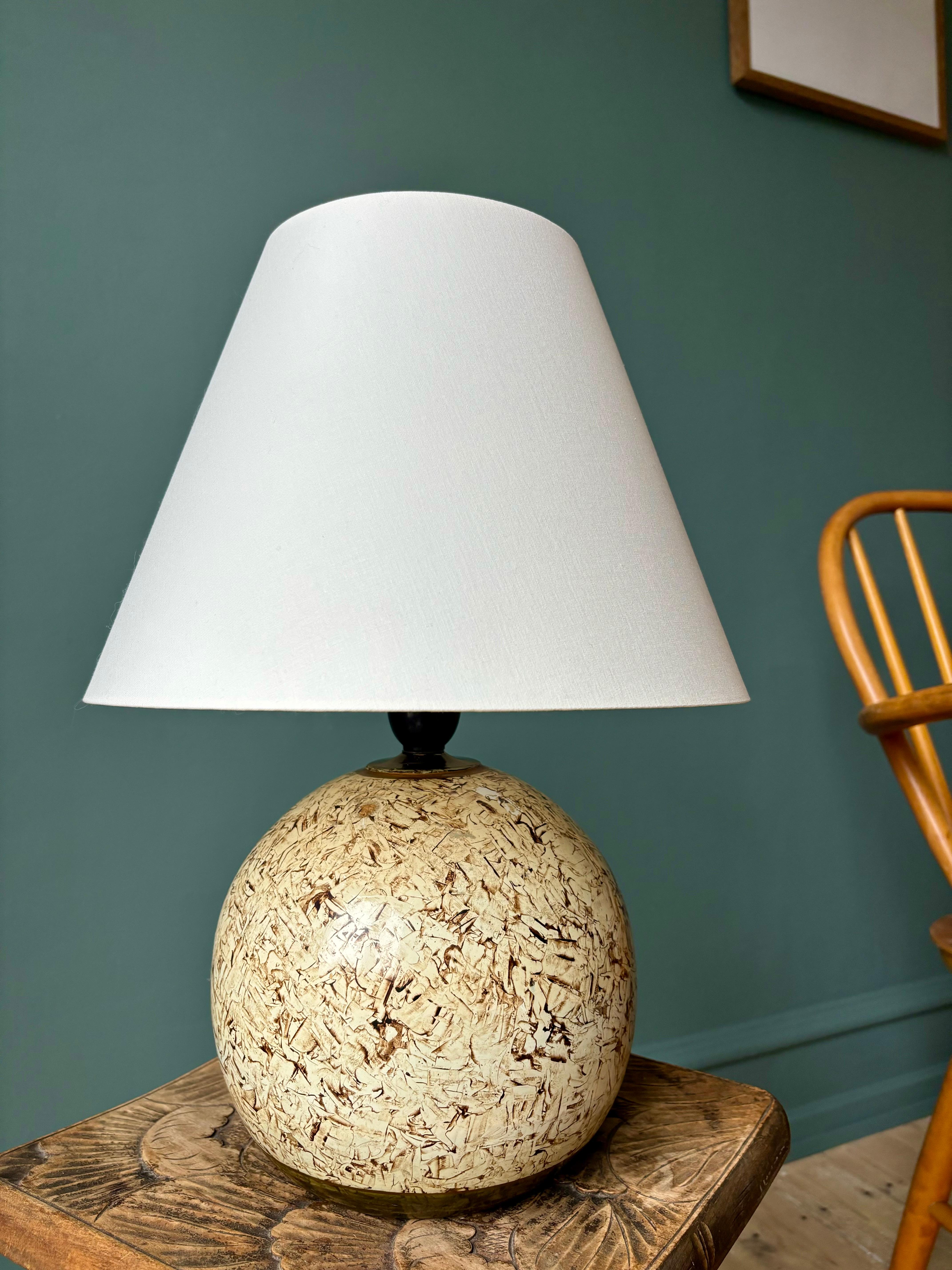 Außergewöhnliche kugelförmige Tischlampe aus Keramik in warmen Braun-, Hellgelb-, Olivgrün- und Goldtönen. Aufwändig handbemaltes organisches Dekor, das sich wie Papier anfühlt. Neu verdrahtet mit Originalarmatur mit Schalter. Großartiger