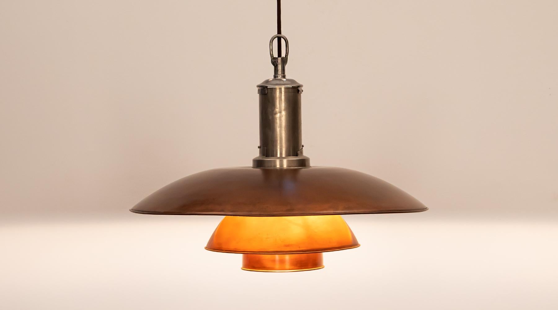 Poul Henningsen, Ceiling lamp 6/5, copper, Denmark, 1940.

Ceiling lamp of Poul Henningsen pendants with copper shades and nickel-plated fitment gives a soft, warm light. Designed by Poul Henningsen in the 1940s. He designed several versions of
