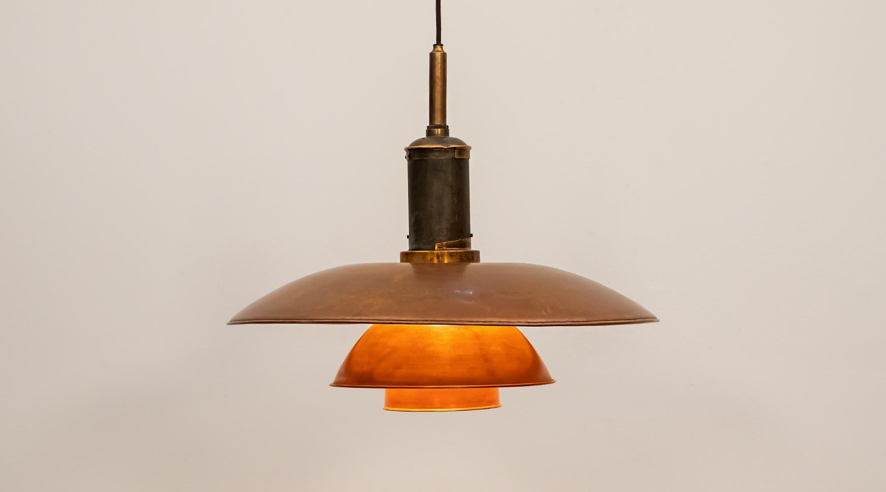 Ceiling lamp 6/5 in reddish copper by Poul Henningsen, Denmark, 1940.

Ceiling lamp of Poul Henningsen pendants with copper shades and nickel-plated fitment gives a soft, warm light. Designed by Poul Henningsen in the 1940s. He designed several