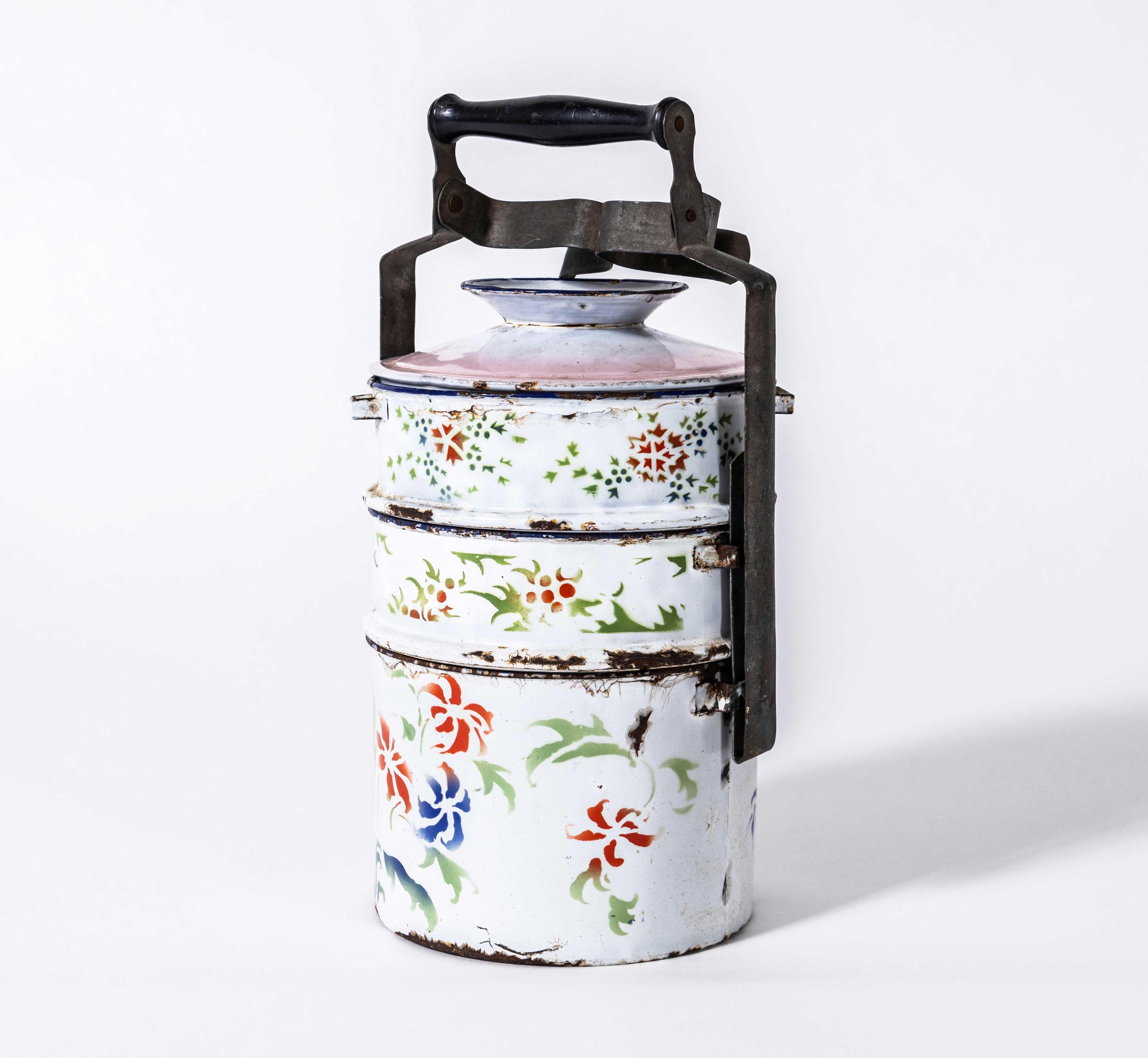 1940's Original Emaille Tiffin Carrier - dekoriert weiß. 

Klassischer Tiffin-Träger mit mehreren Fächern. Ein original 1940er Jahre gut geliebt und verwendet dekoriert Emaille tiffin aus Indien. Wird täglich für den Transport zur Schule oder zur