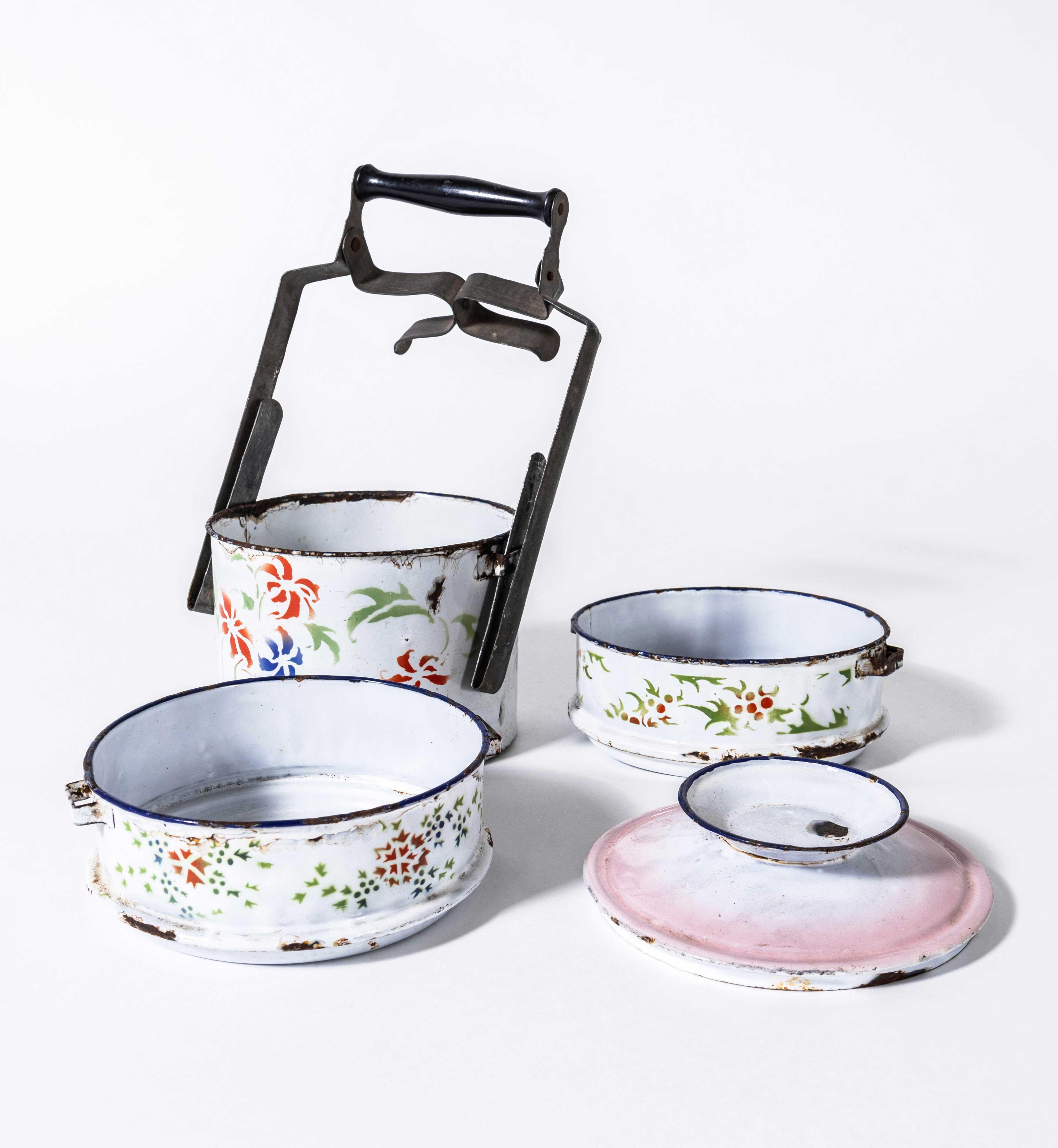 1940's Original Emaille Tiffin Carrier - dekoriert weiß im Zustand „Gut“ im Angebot in Hook, Hampshire