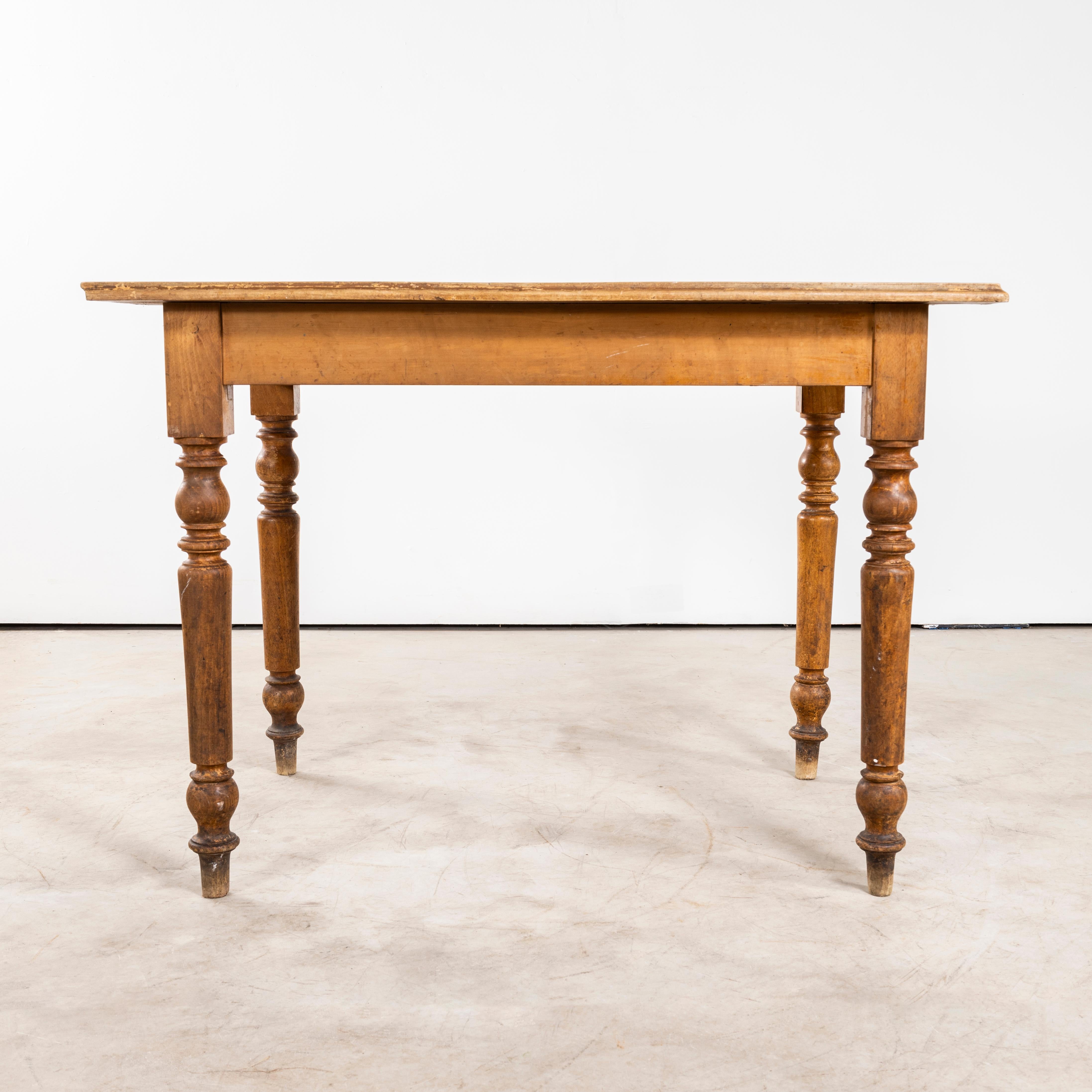 Table de salle à manger compacte en bois de fruitier d'origine française des années 1940 - Pieds en fuseau. 

Petite table française originale de taille pratique. Notre atelier a vérifié qu'il est solide et stable, ciré et prêt à partir.

Rapport