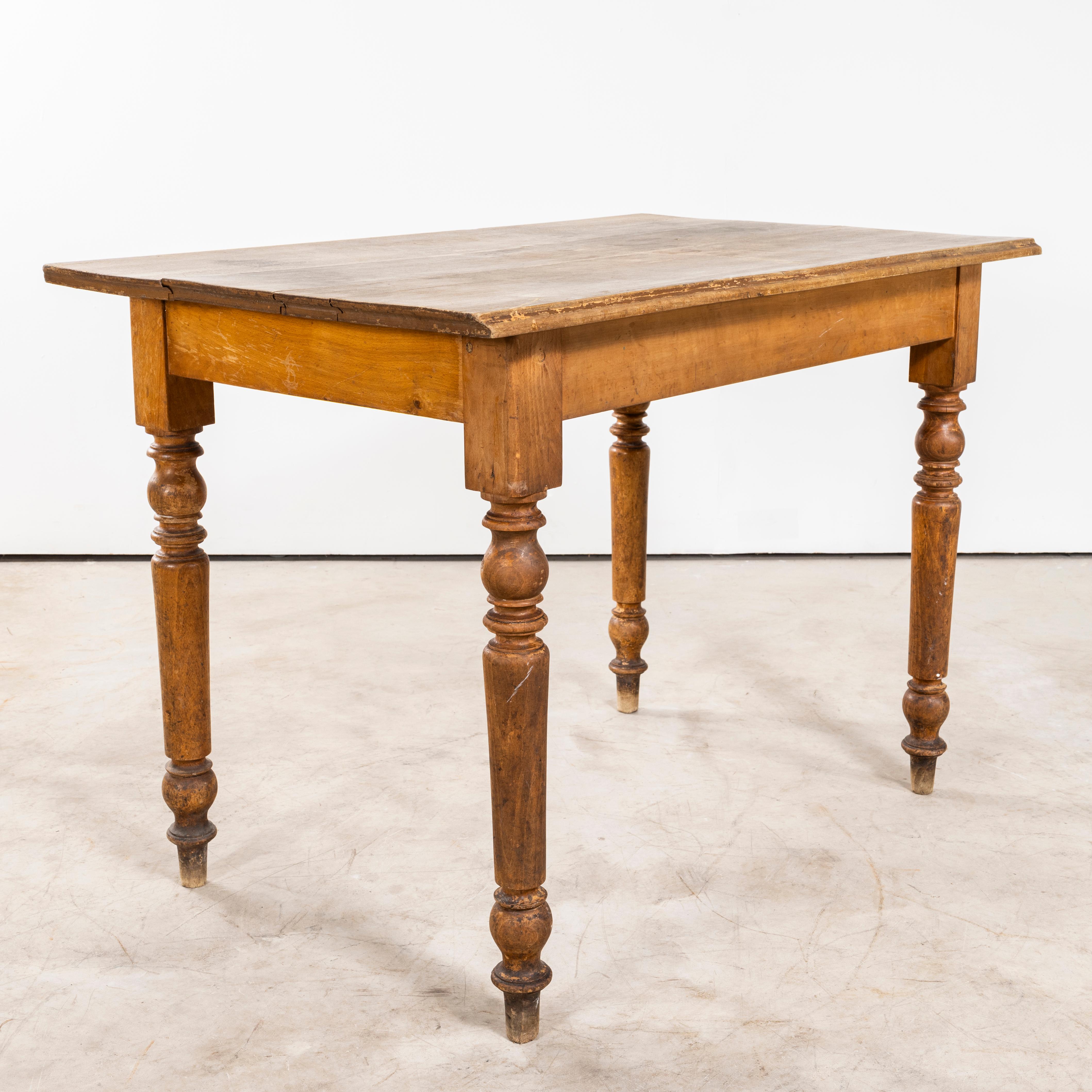 Français Table de salle à manger compacte en bois de fruitier d'origine française des années 1940 - Pieds en fuseau en vente