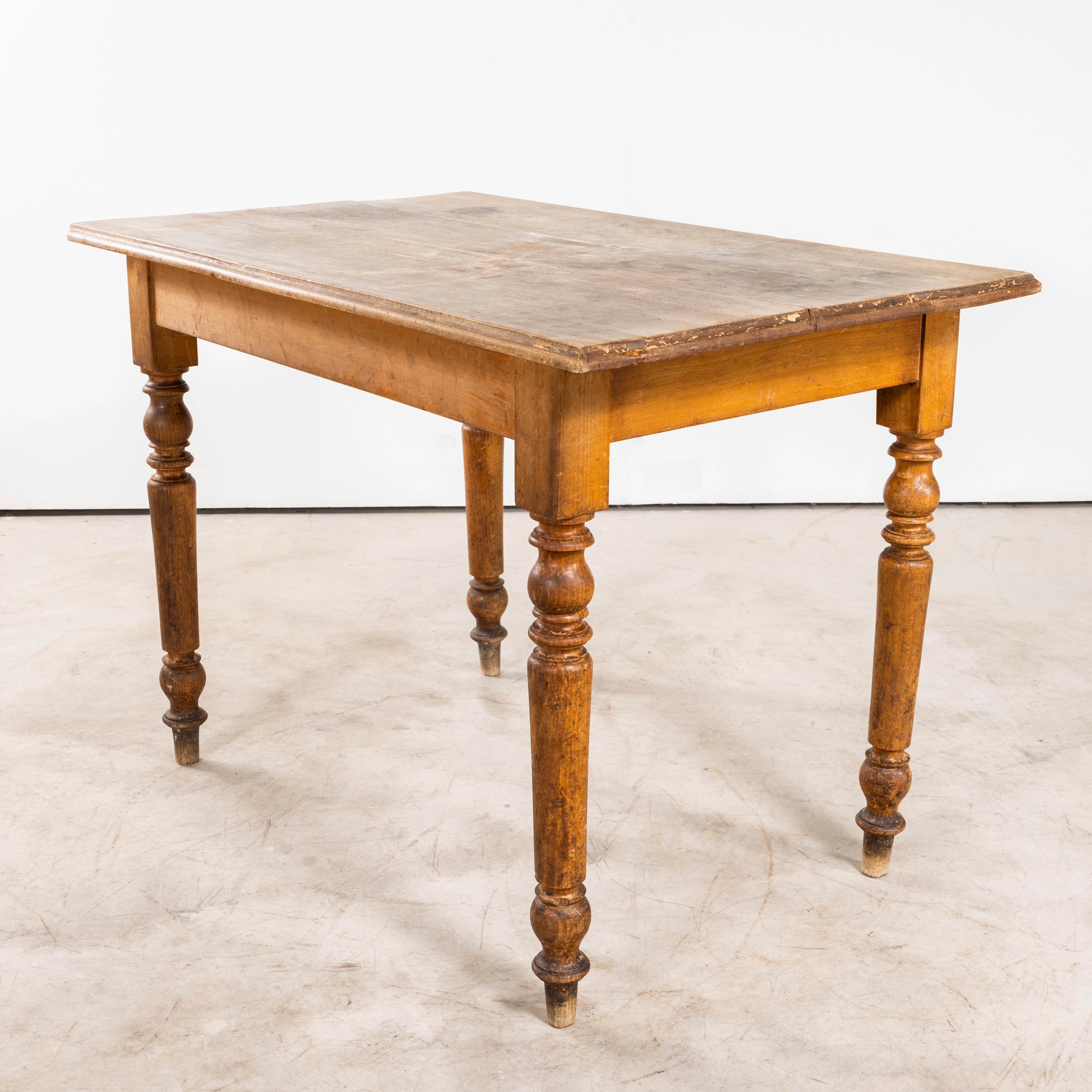 Table de salle à manger compacte en bois de fruitier d'origine française des années 1940 - Pieds en fuseau Bon état - En vente à Hook, Hampshire
