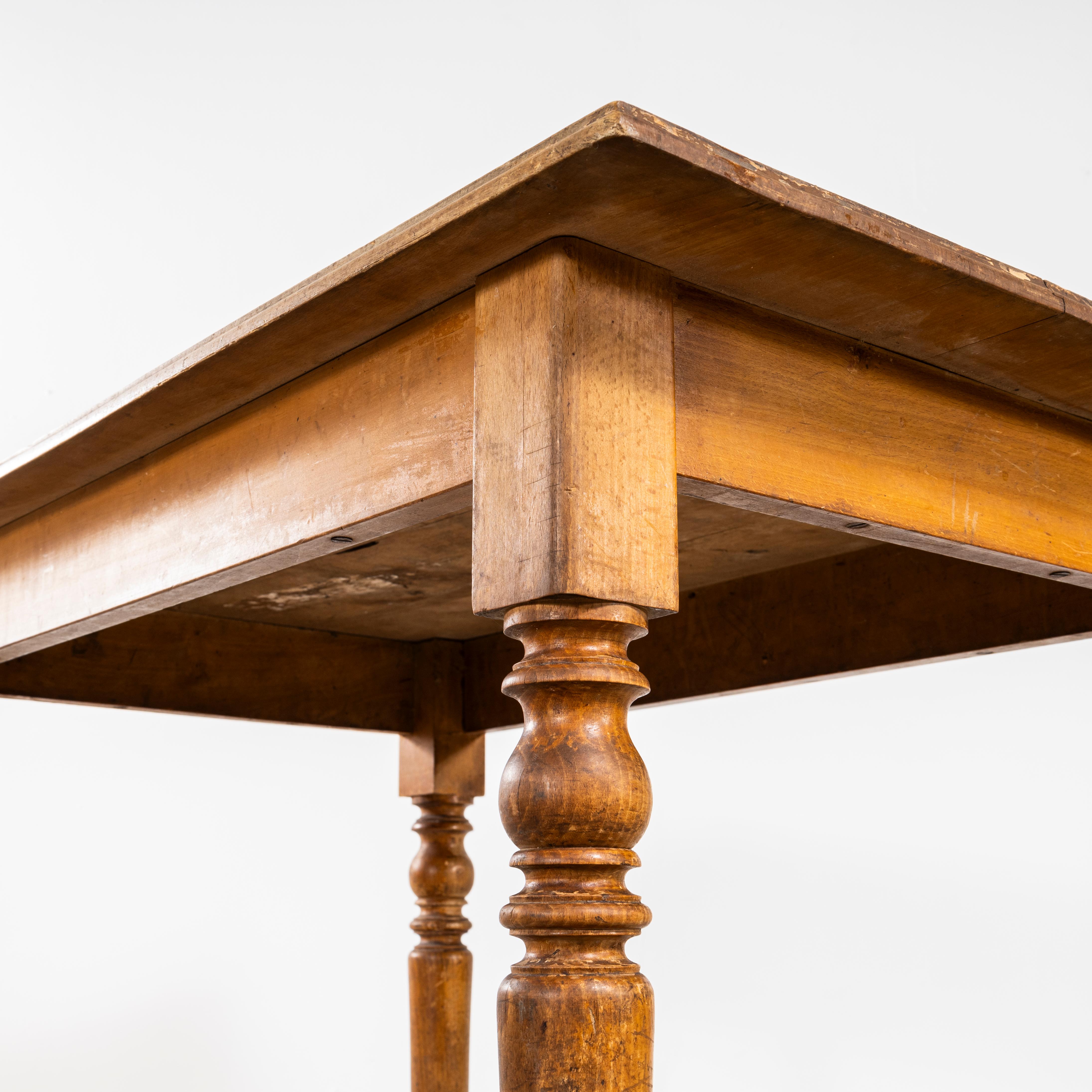 Milieu du XXe siècle Table de salle à manger compacte en bois de fruitier d'origine française des années 1940 - Pieds en fuseau en vente