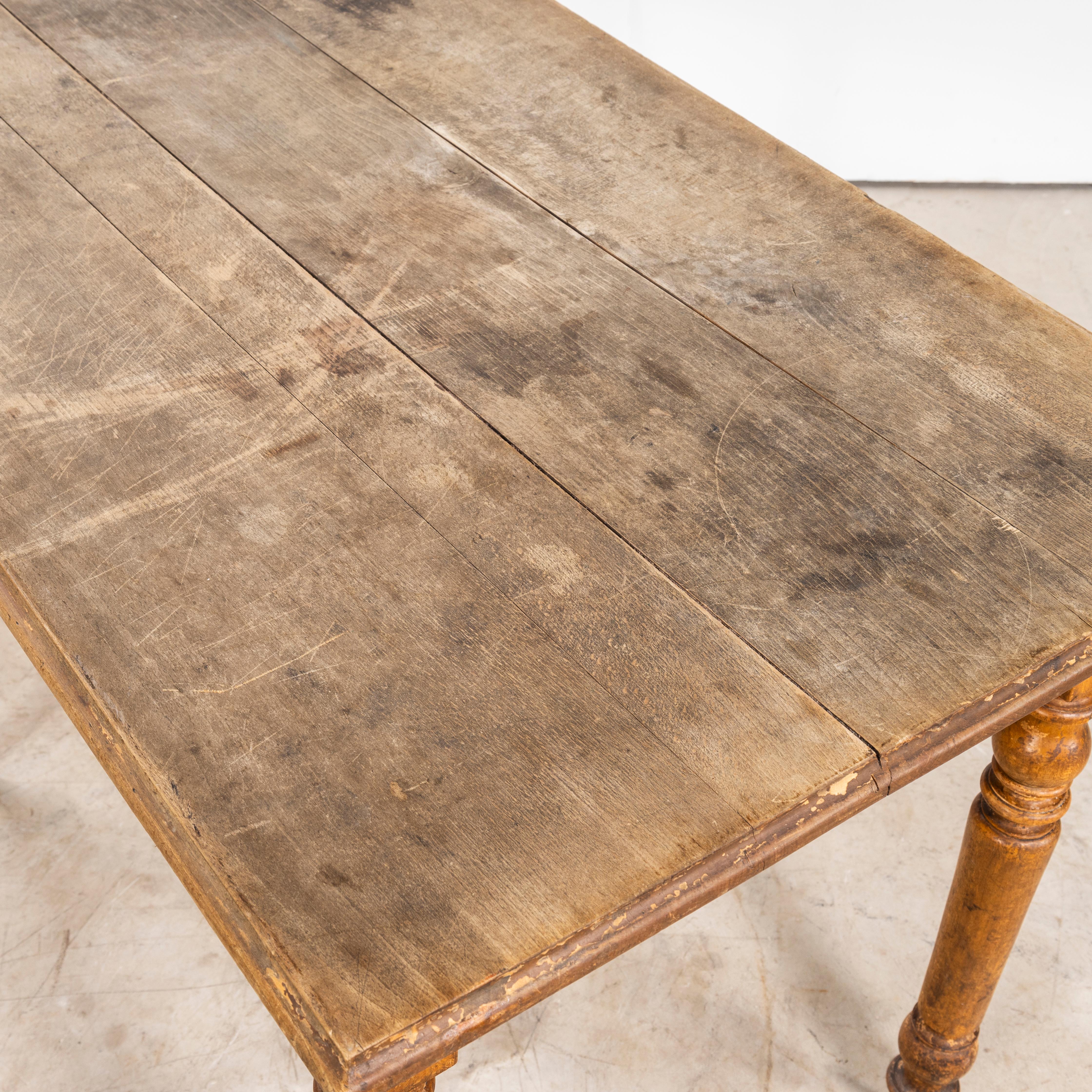 Fruitiers Table de salle à manger compacte en bois de fruitier d'origine française des années 1940 - Pieds en fuseau en vente