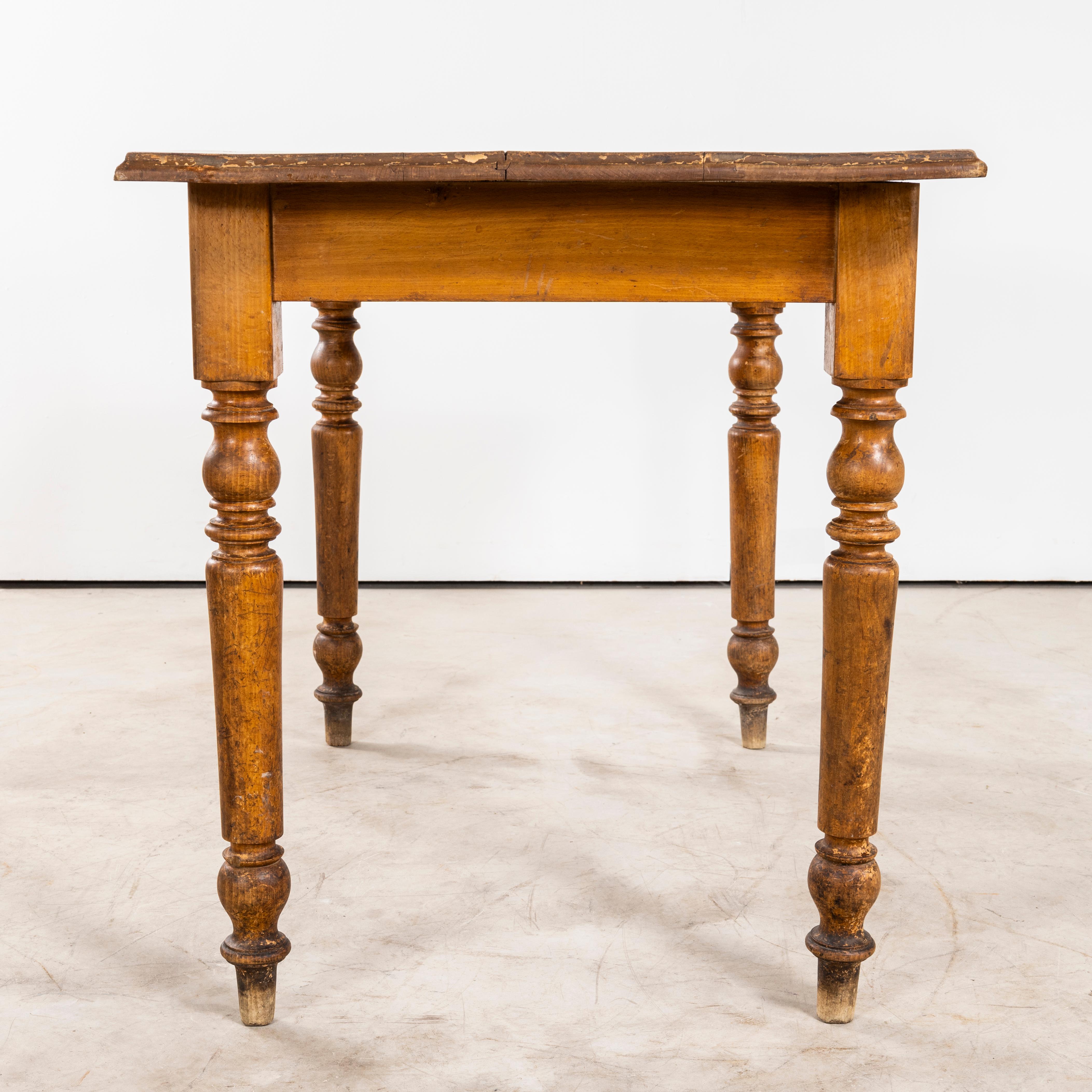Table de salle à manger compacte en bois de fruitier d'origine française des années 1940 - Pieds en fuseau en vente 1
