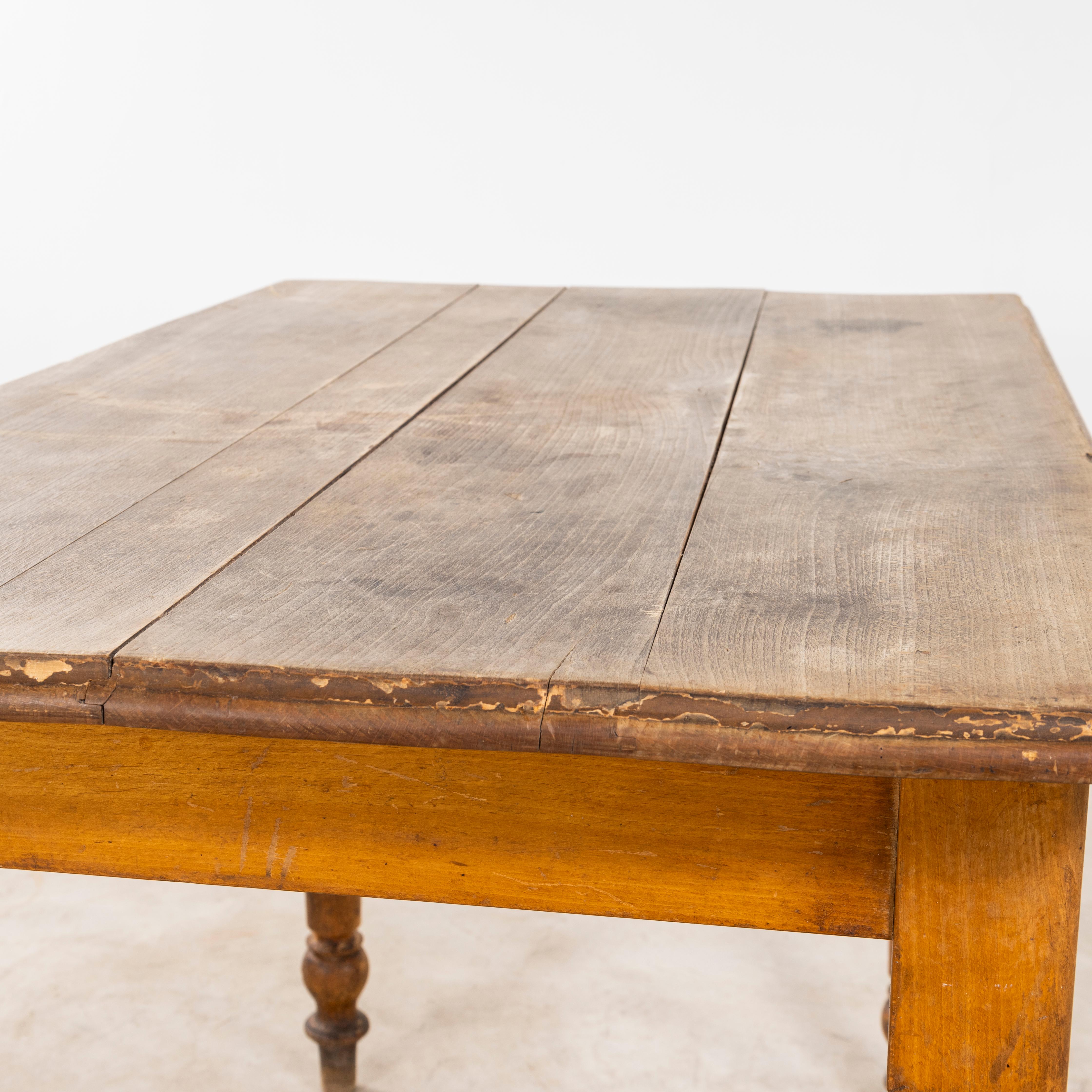 Table de salle à manger compacte en bois de fruitier d'origine française des années 1940 - Pieds en fuseau en vente 2