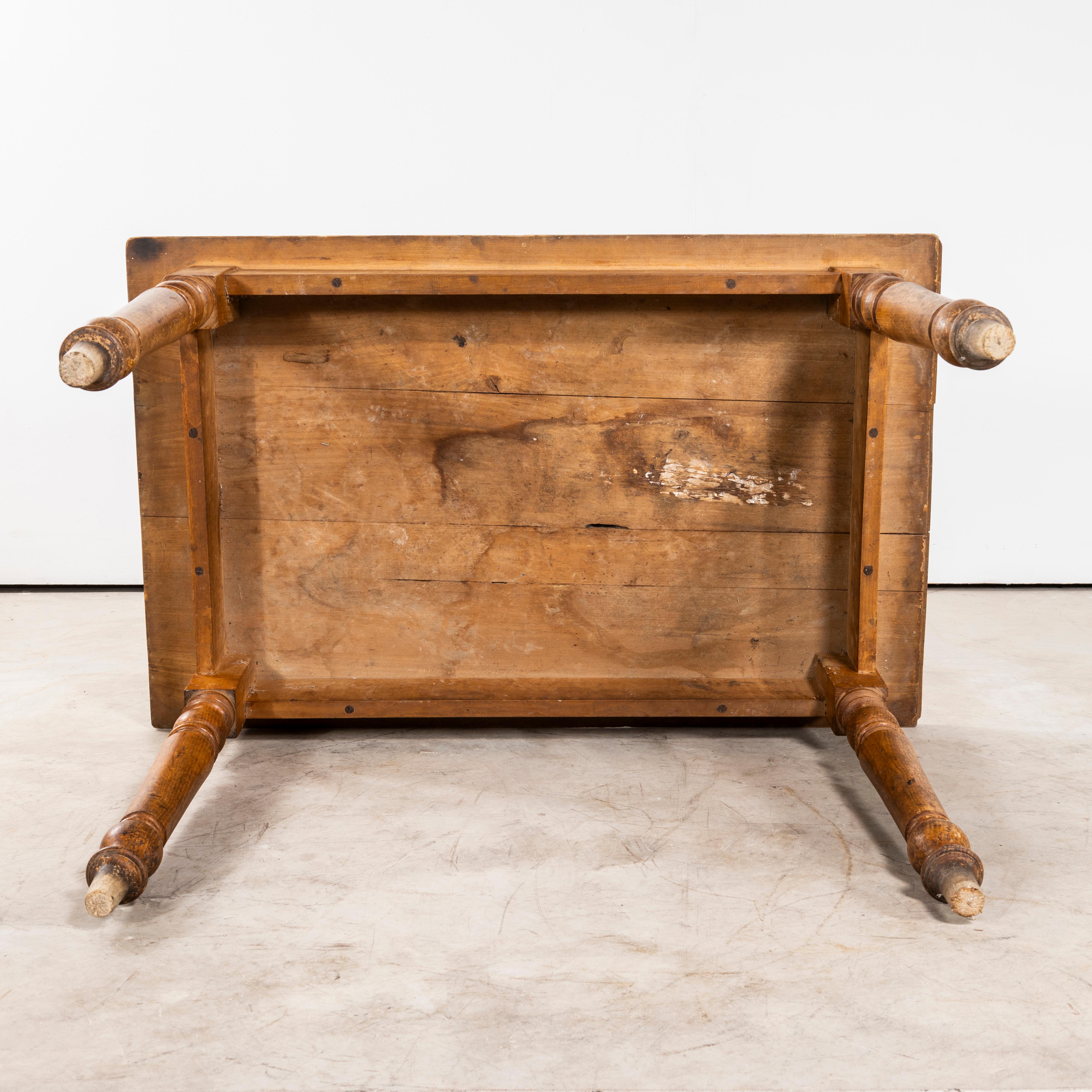Table de salle à manger compacte en bois de fruitier d'origine française des années 1940 - Pieds en fuseau en vente 3