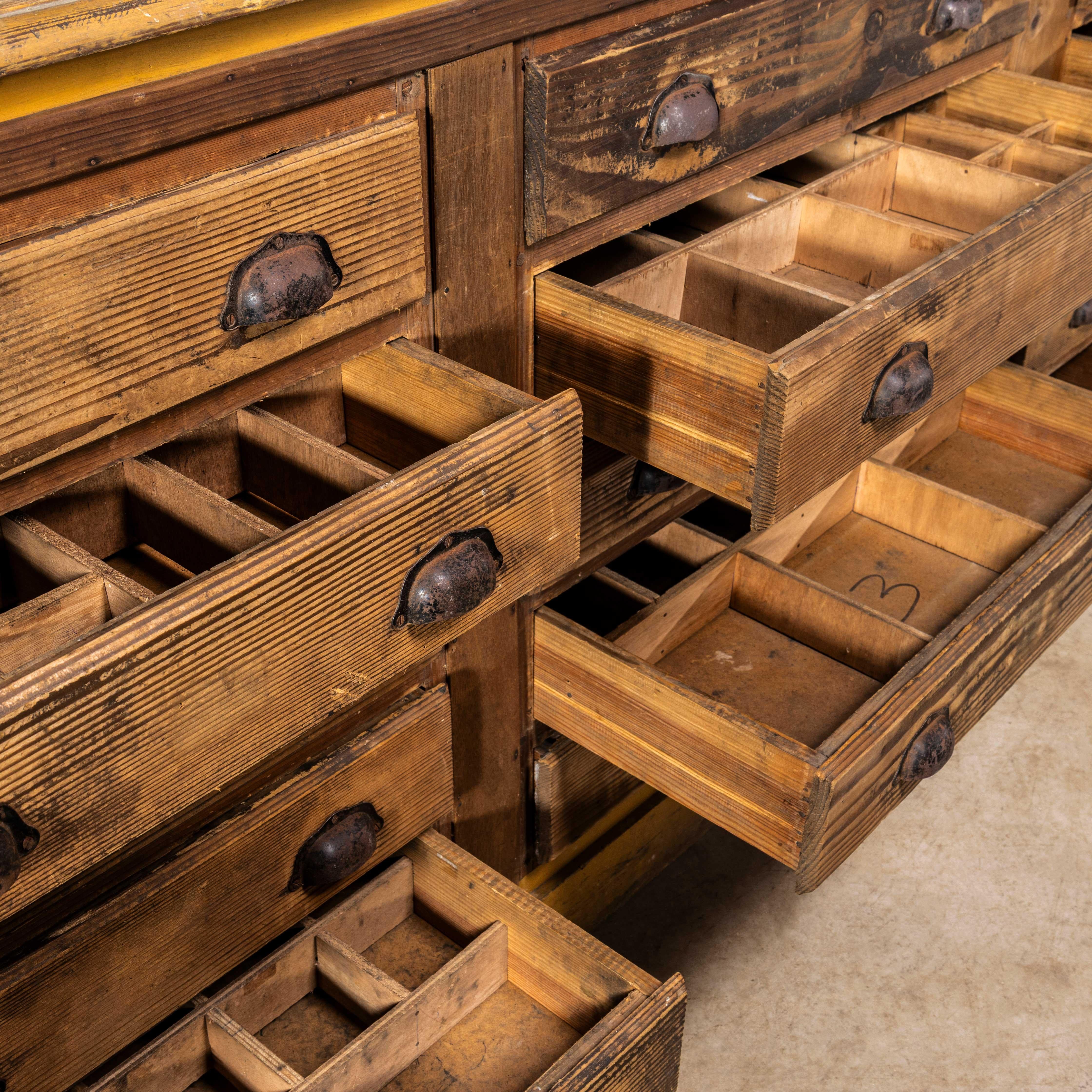 1940's Original Französisch Workshop Bank of Drawers - 3.8M im Zustand „Gut“ im Angebot in Hook, Hampshire