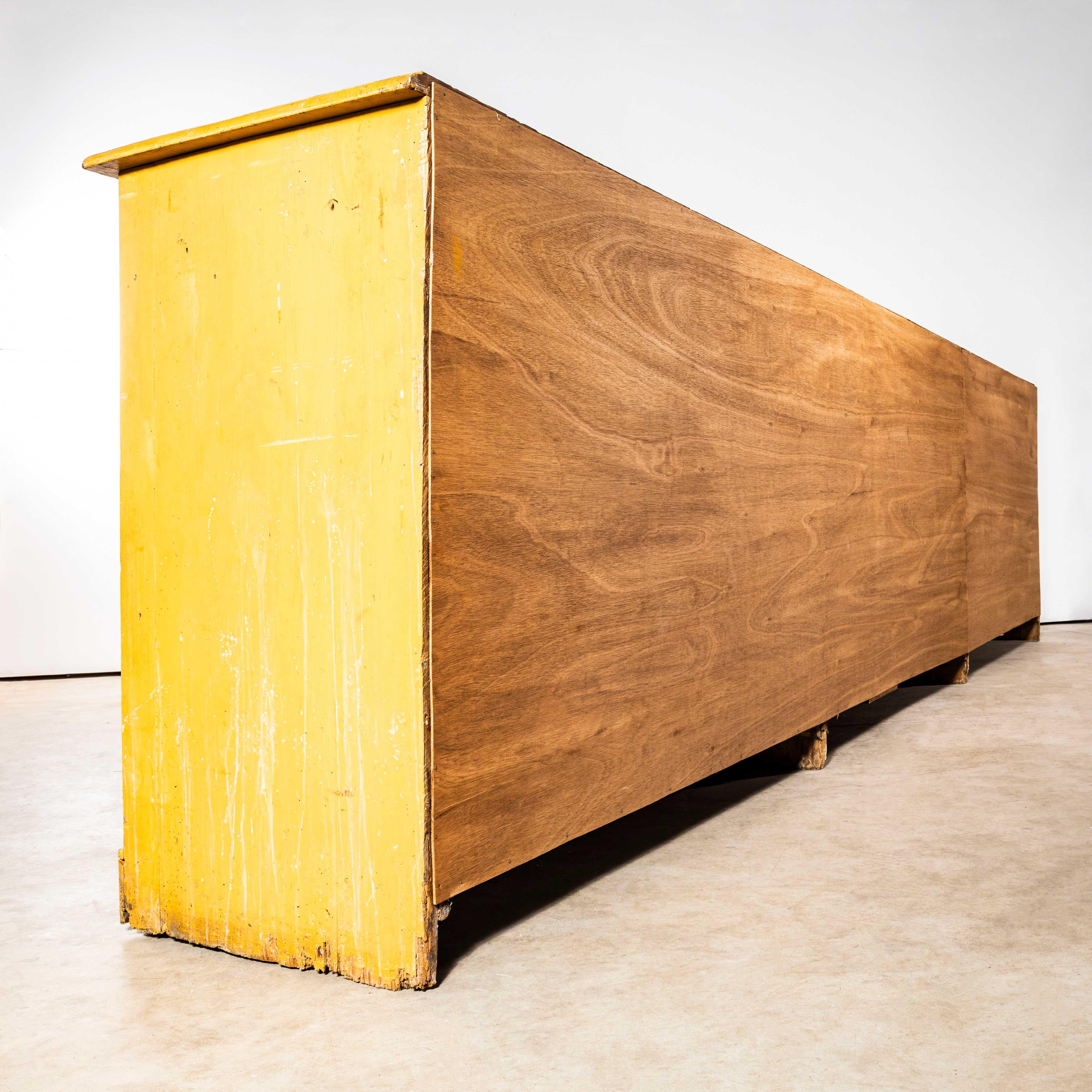 1940's Original Französisch Workshop Bank of Drawers - 3.8M (Mitte des 20. Jahrhunderts) im Angebot