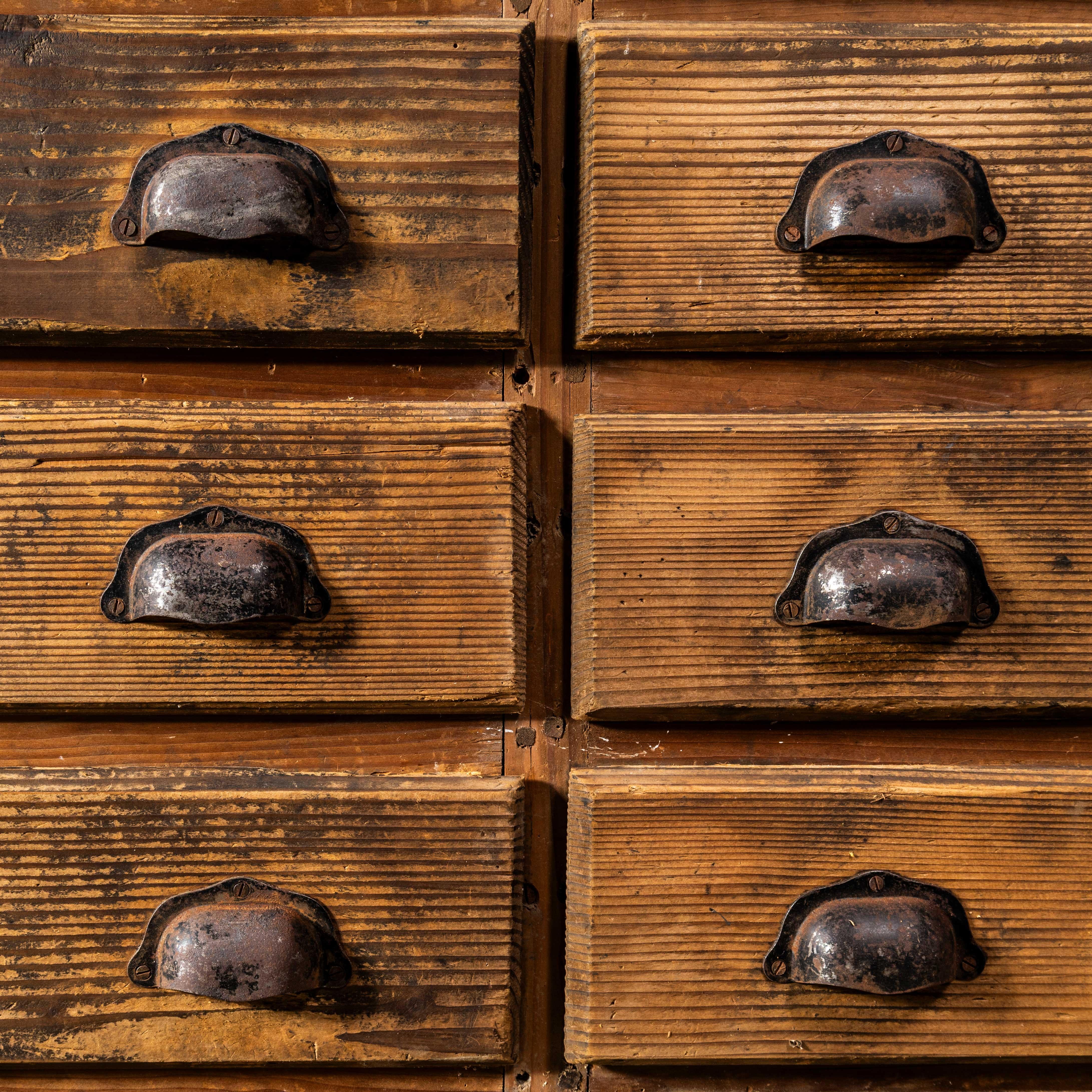 1940's Original Französisch Workshop Bank of Drawers - 3.8M (Kiefernholz) im Angebot