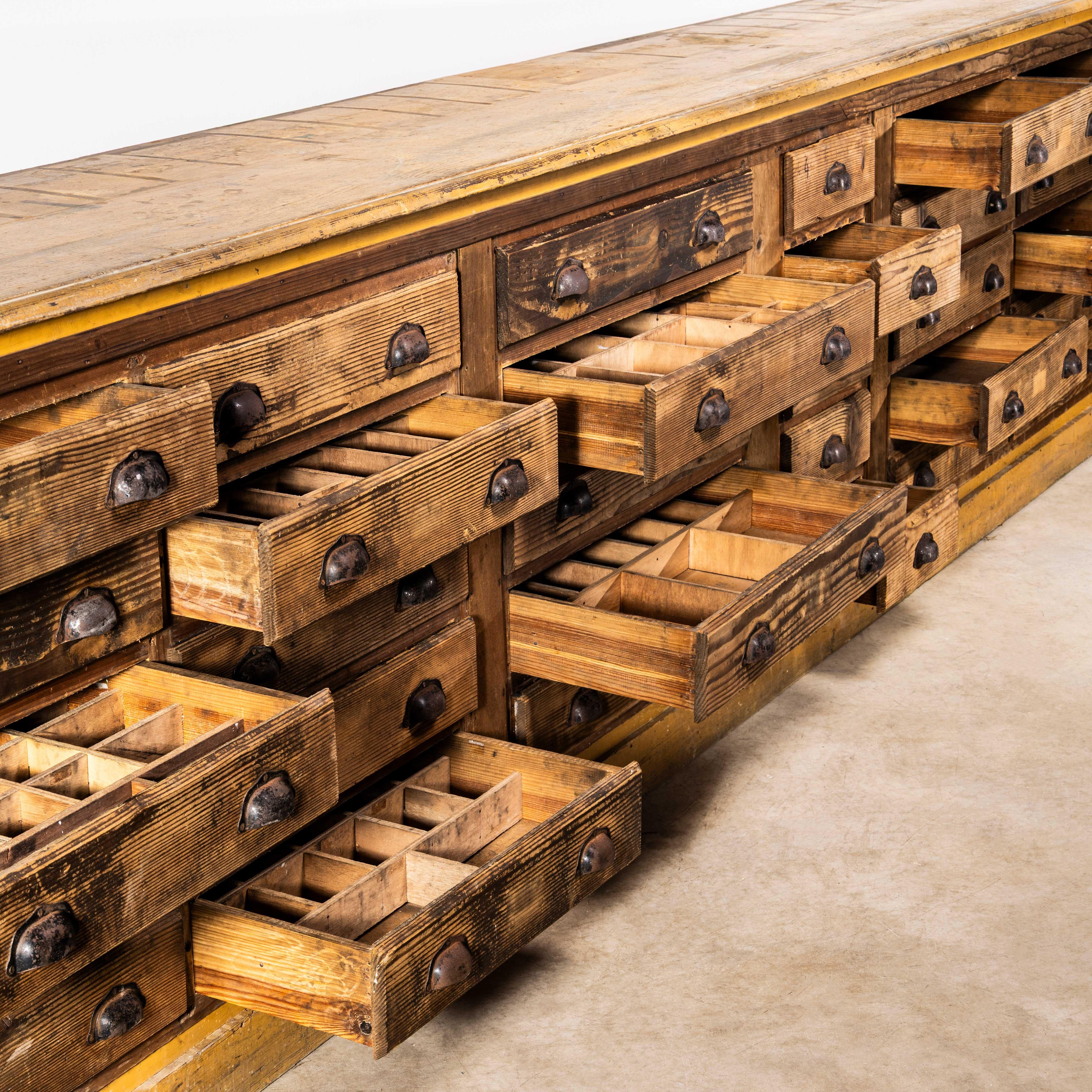 1940's Original Französisch Workshop Bank of Drawers - 3.8M im Angebot 2