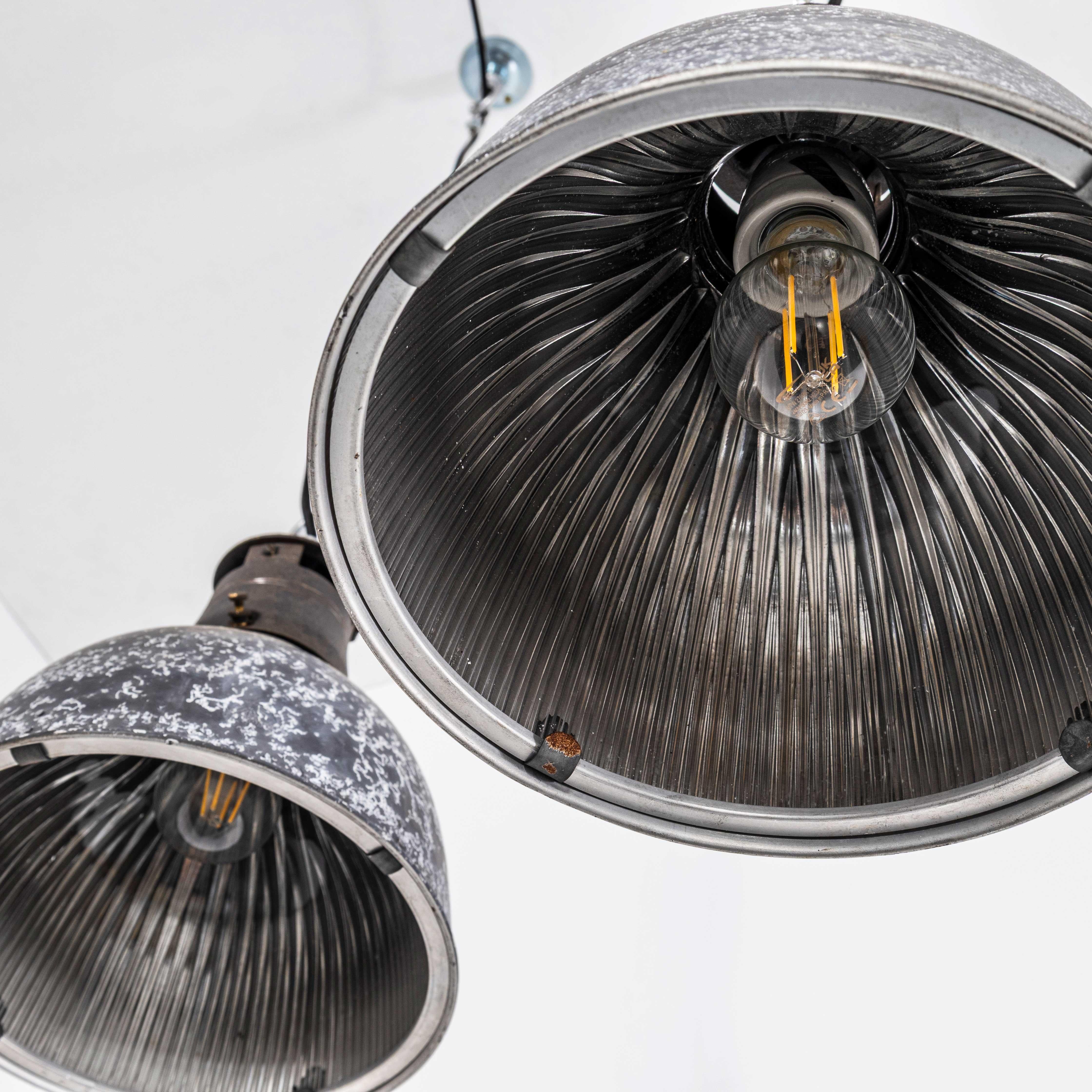 Lampes pendantes prismatiques tachetées en Holophane d'origine des années 1940 en vente 4