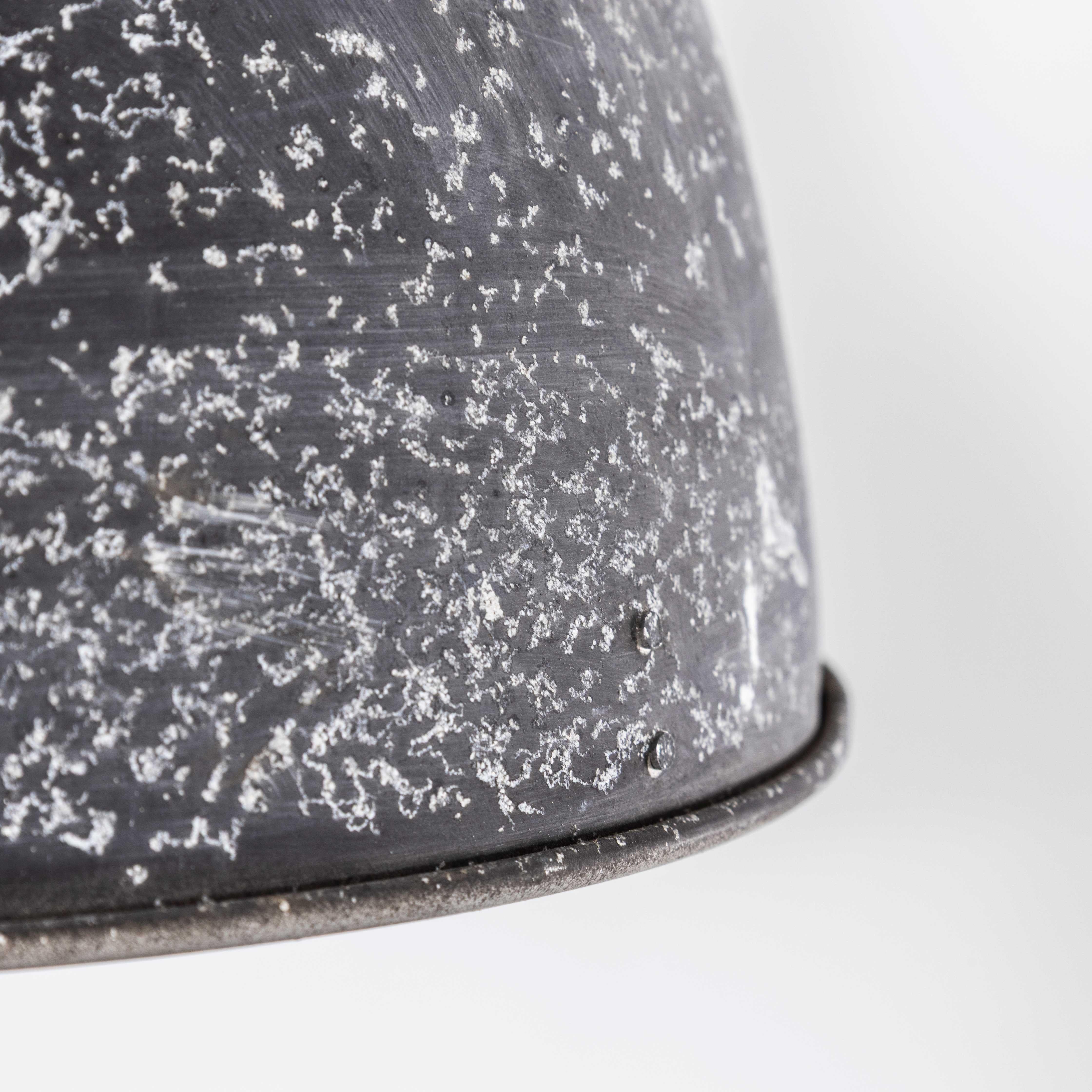 Lampes pendantes prismatiques tachetées en Holophane d'origine des années 1940 en vente 5