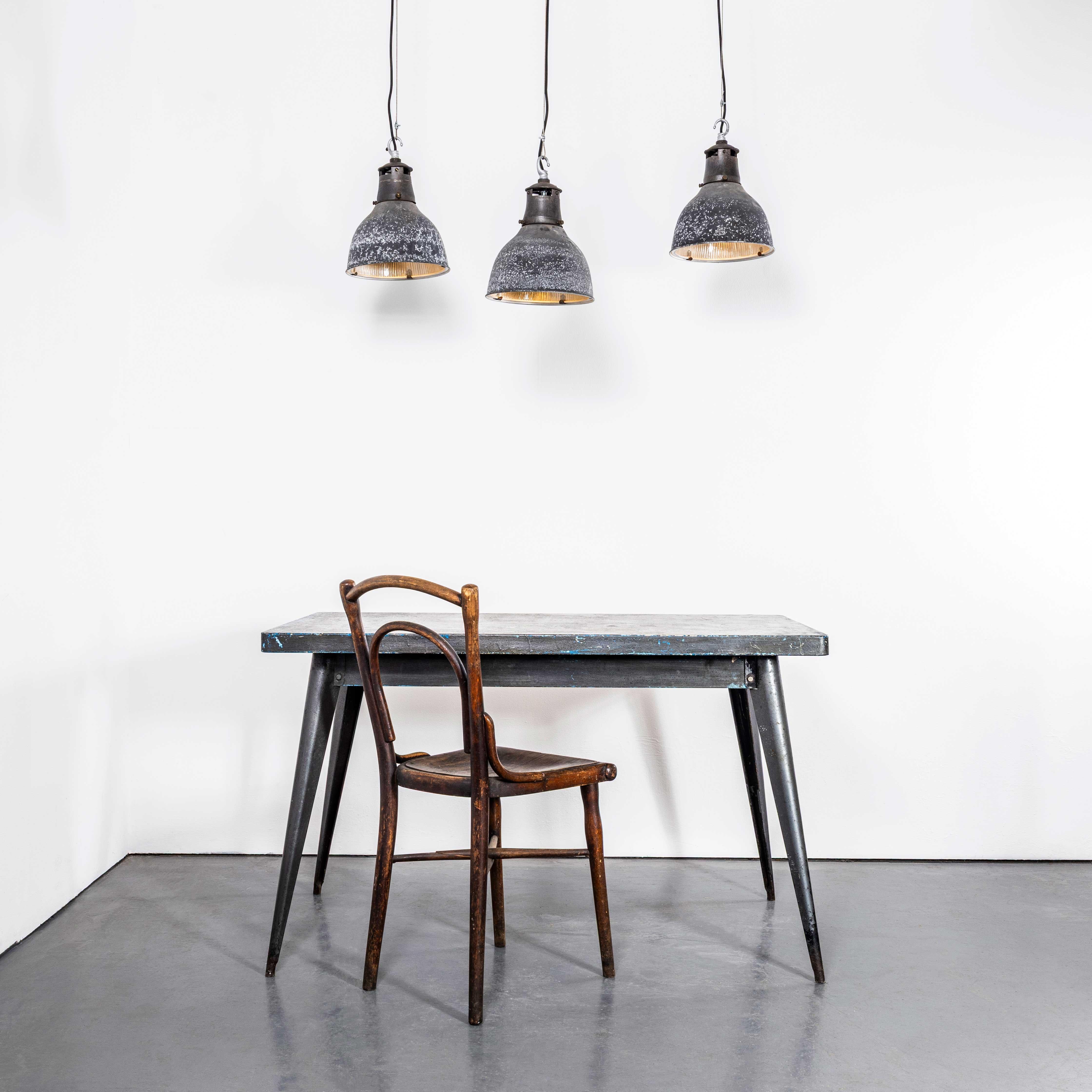 Anglais Lampes pendantes prismatiques tachetées en Holophane d'origine des années 1940 en vente