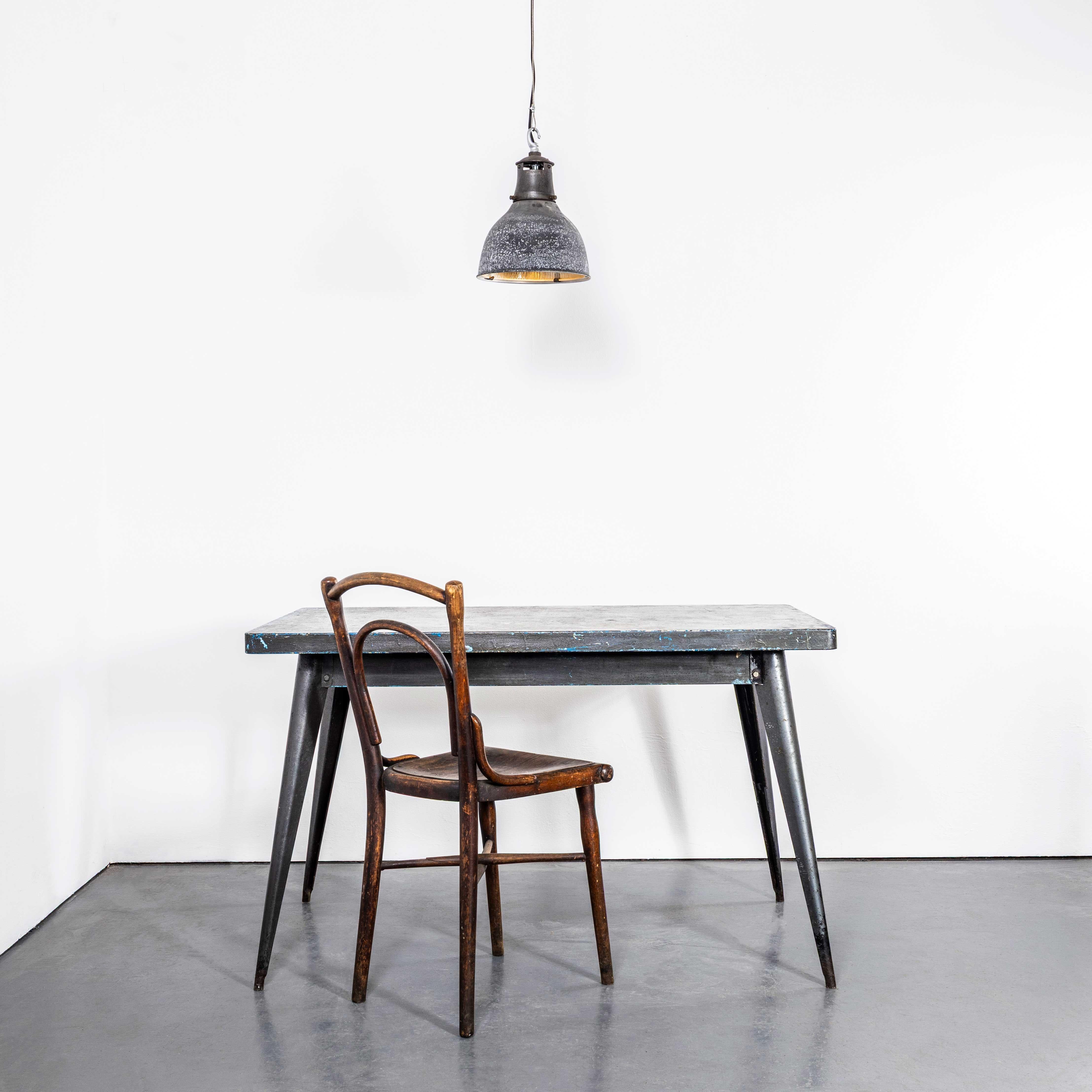 Lampes pendantes prismatiques tachetées en Holophane d'origine des années 1940 Bon état - En vente à Hook, Hampshire