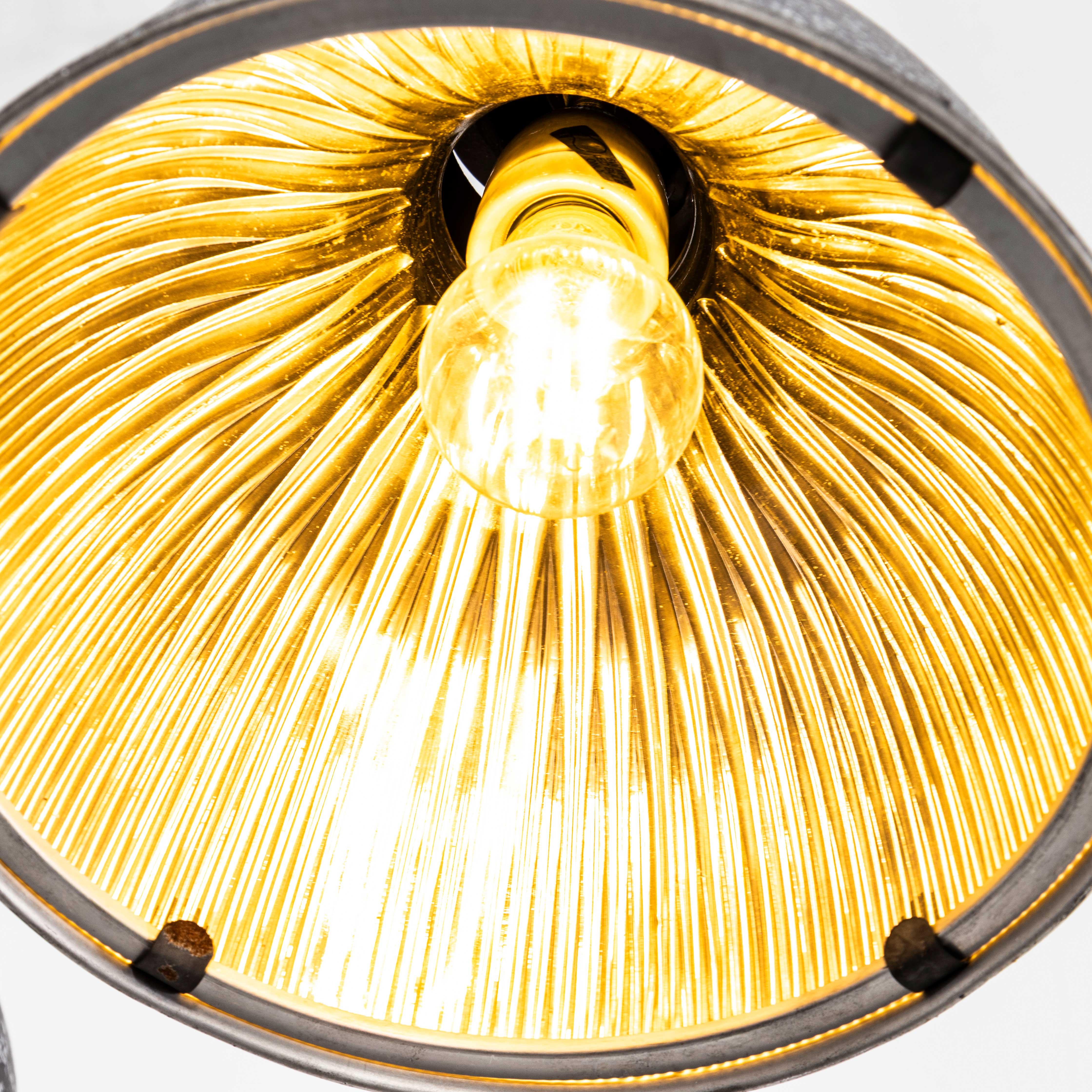 Milieu du XXe siècle Lampes pendantes prismatiques tachetées en Holophane d'origine des années 1940 en vente