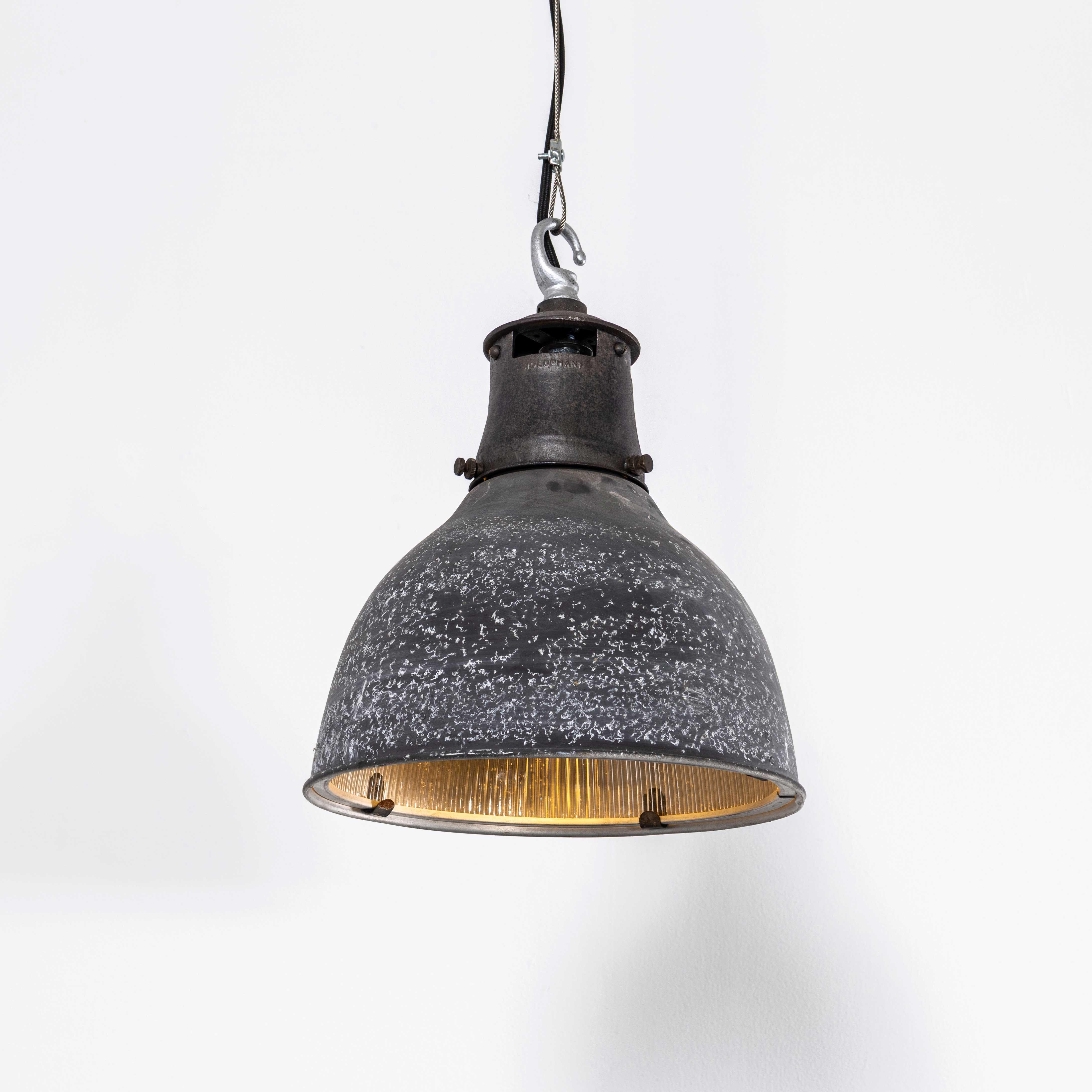 Lampes pendantes prismatiques tachetées en Holophane d'origine des années 1940 en vente 3