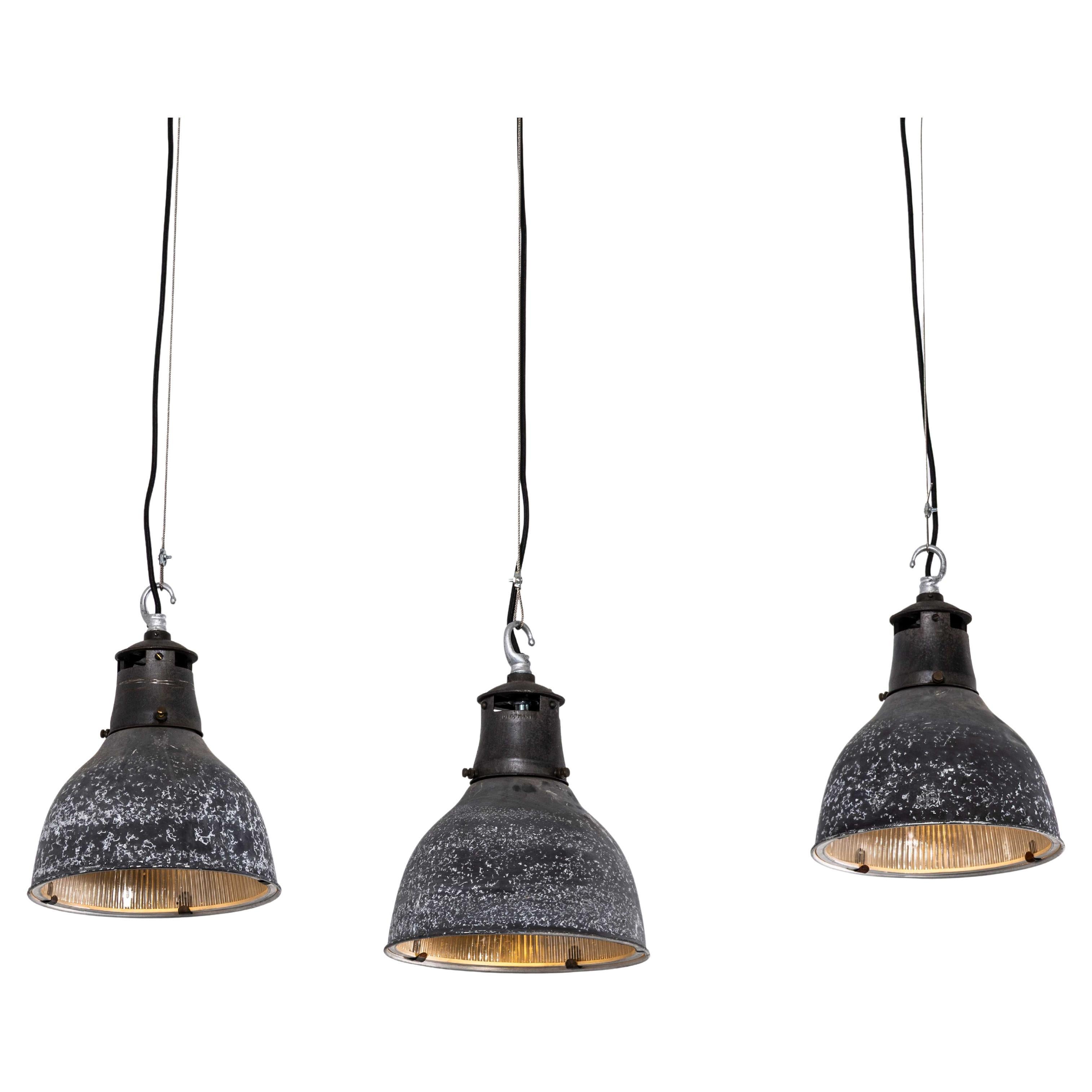 Lampade a sospensione prismatiche screziate Holophane originali degli anni '40