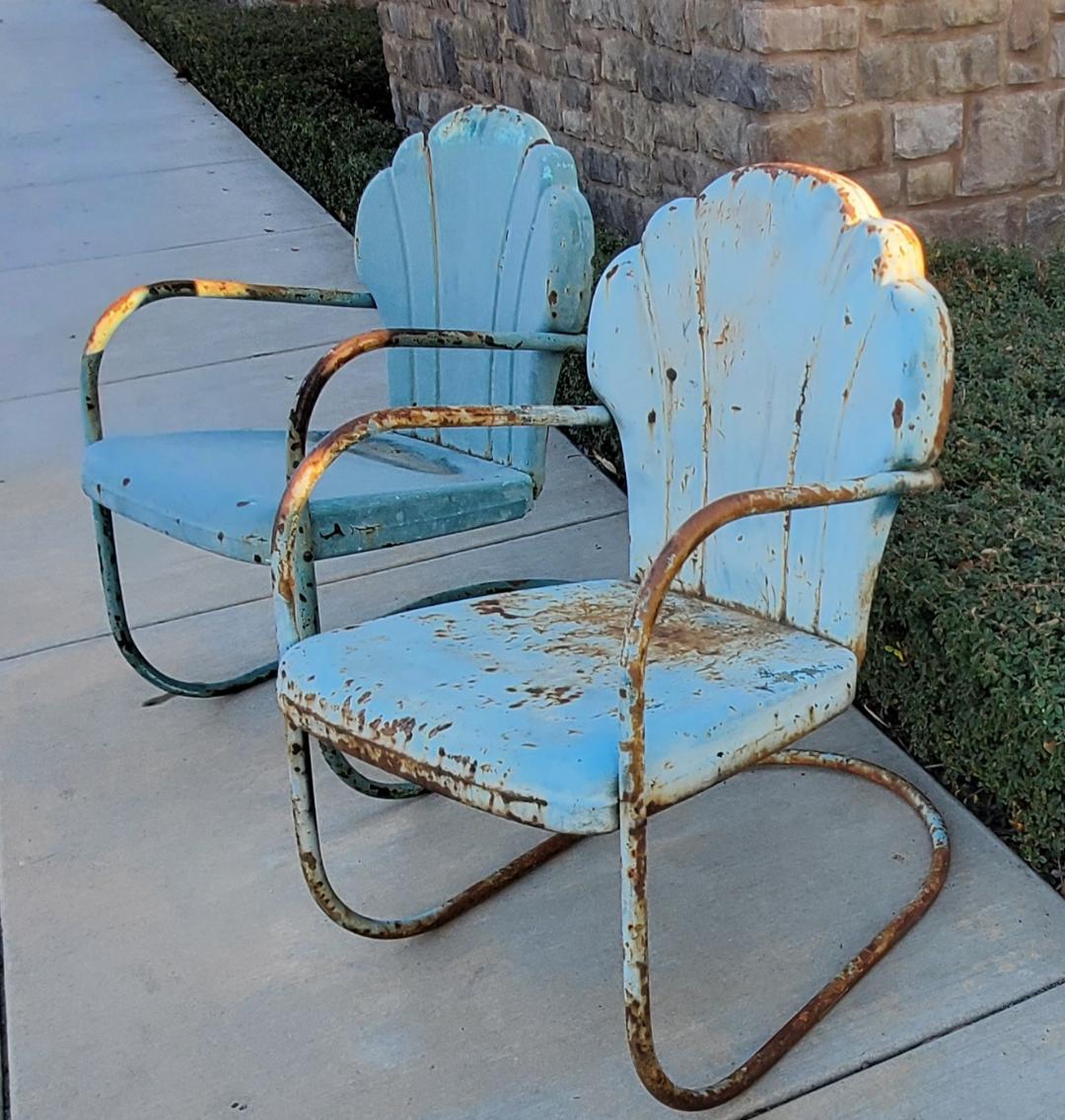 1940er Original Metall Muschelschale Rücken Patio Rasen Stühle Mid Century Modern.
Diese Stühle sind in ausgezeichnetem Vintage By Zustand.
 Es ist in Original-Zustand gefunden und hat in meinem Hinterhof für mehr als 35 Jahren gewesen. 
Ich habe