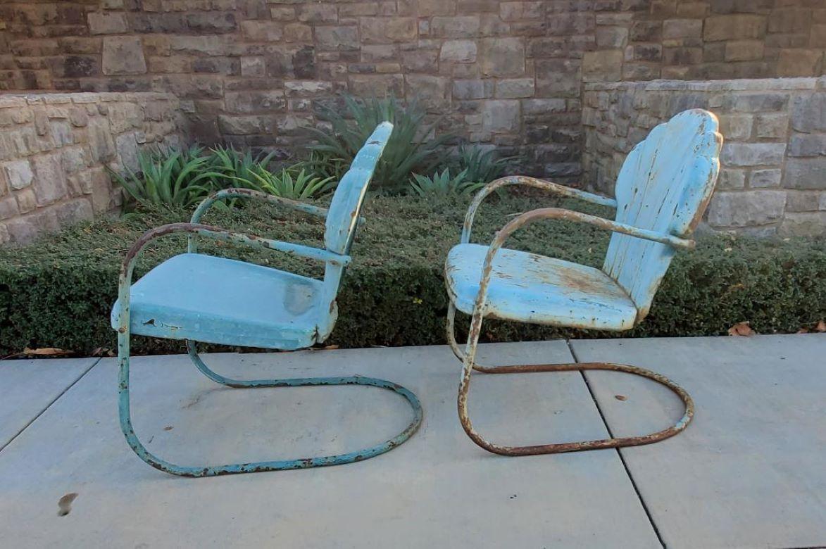 1940s Original Iron Clamshell Shellback Patio Lawn Chairs Mid Century Modern  In Good Condition For Sale In Monrovia, CA