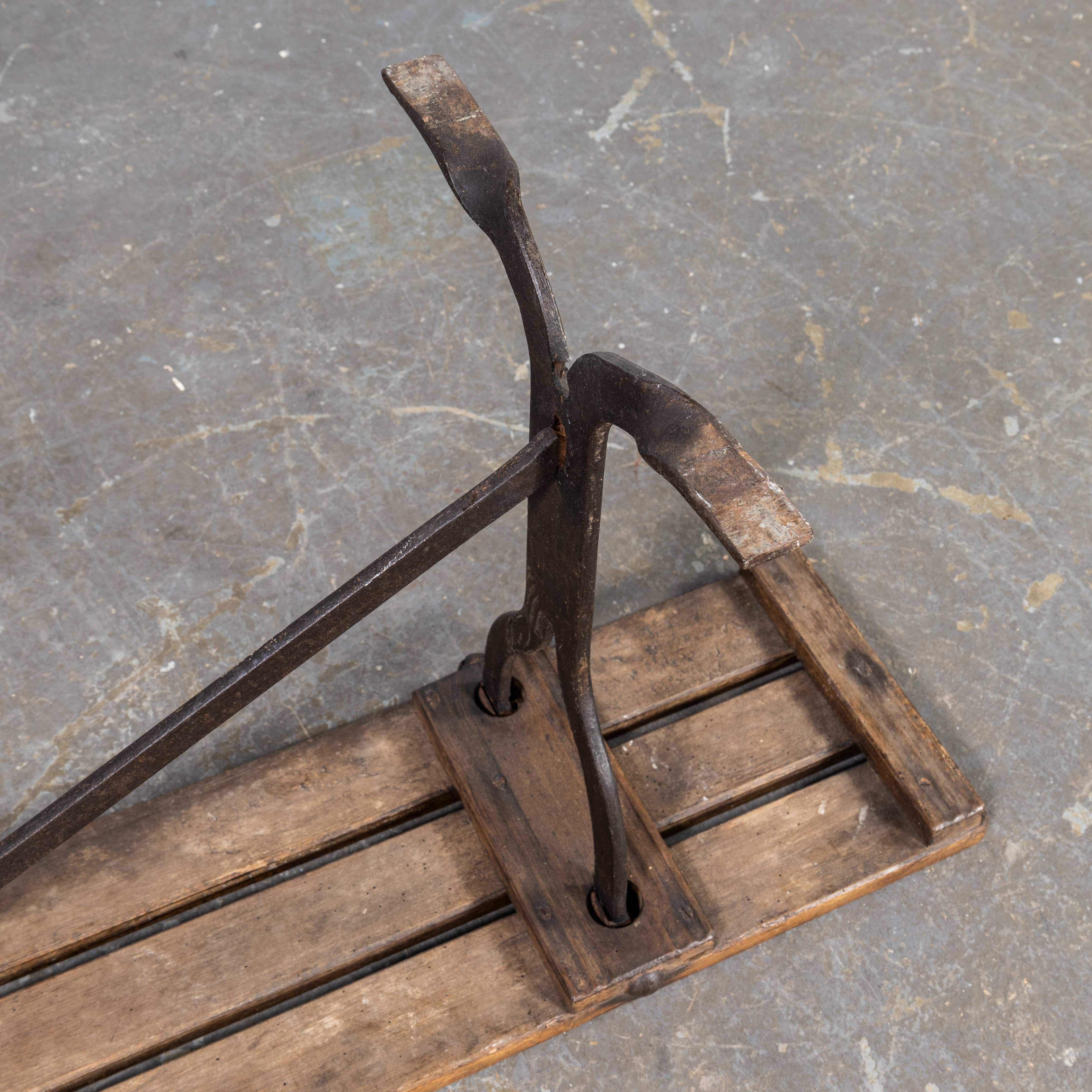 Bancs d'attente des chemins de fer des années 1940 avec bases en acier à sangle en vente 5