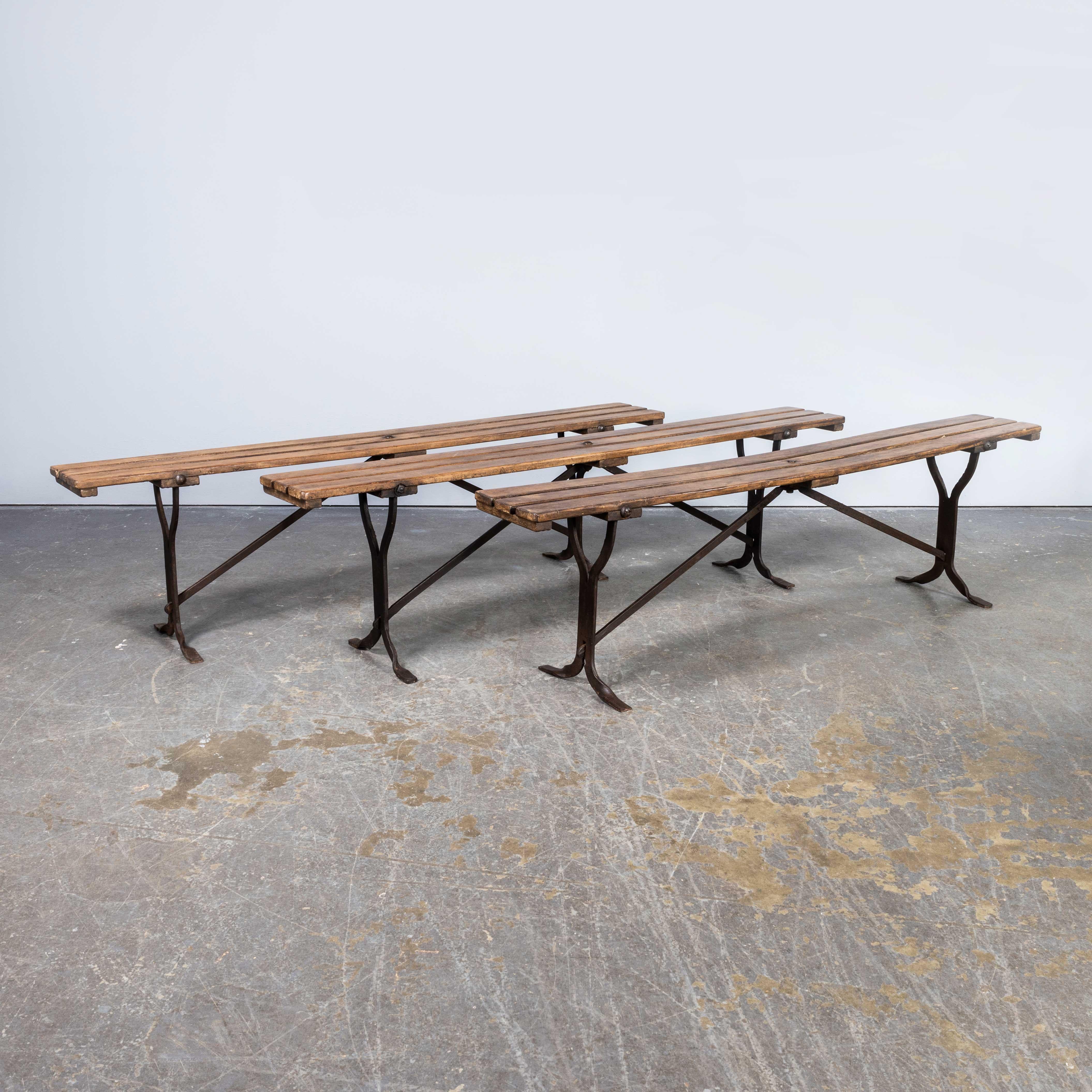 Bancs d'attente des chemins de fer des années 1940 avec bases en acier à sangle en vente 6